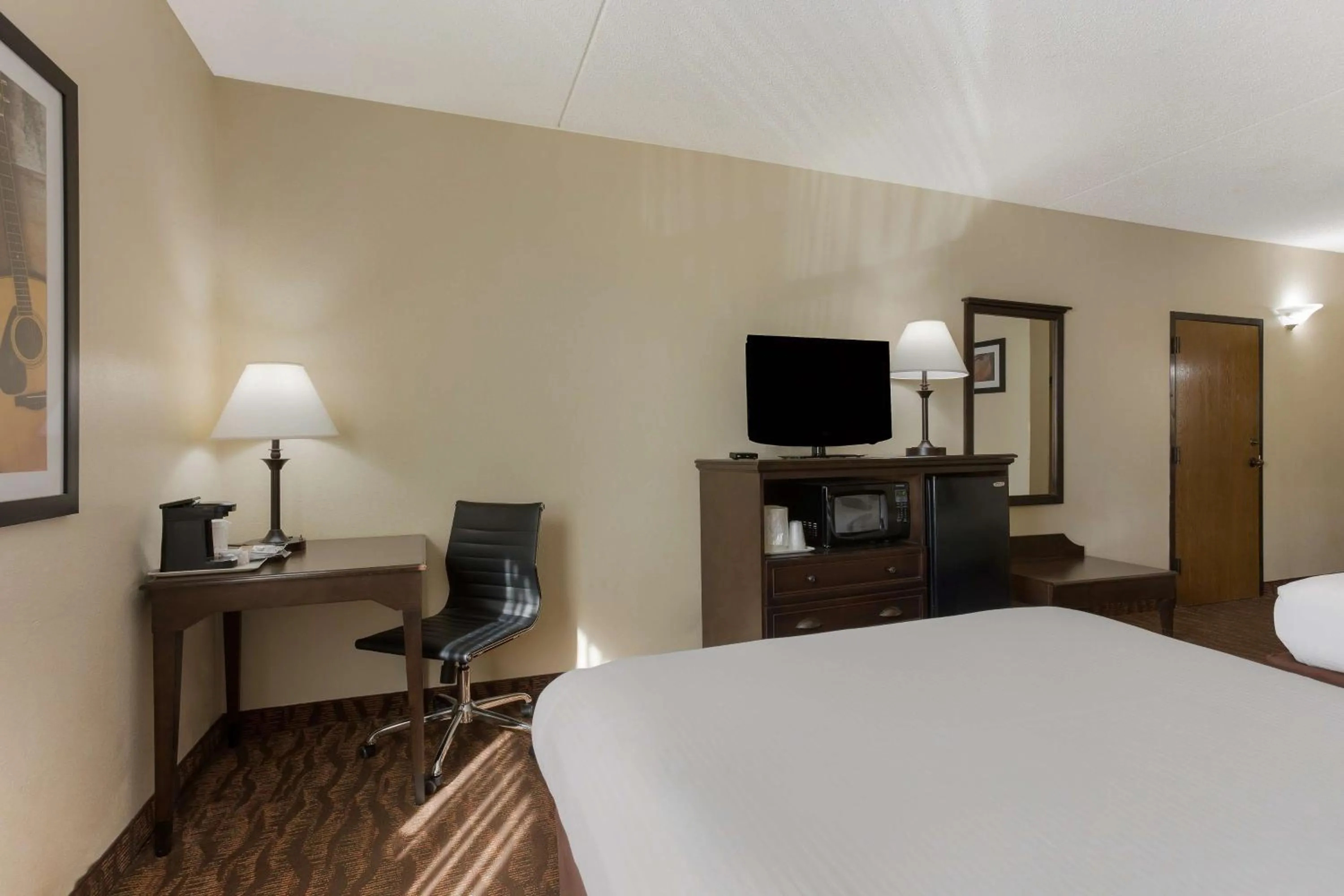 Bedroom, Bed in Best Western Music Capital Inn