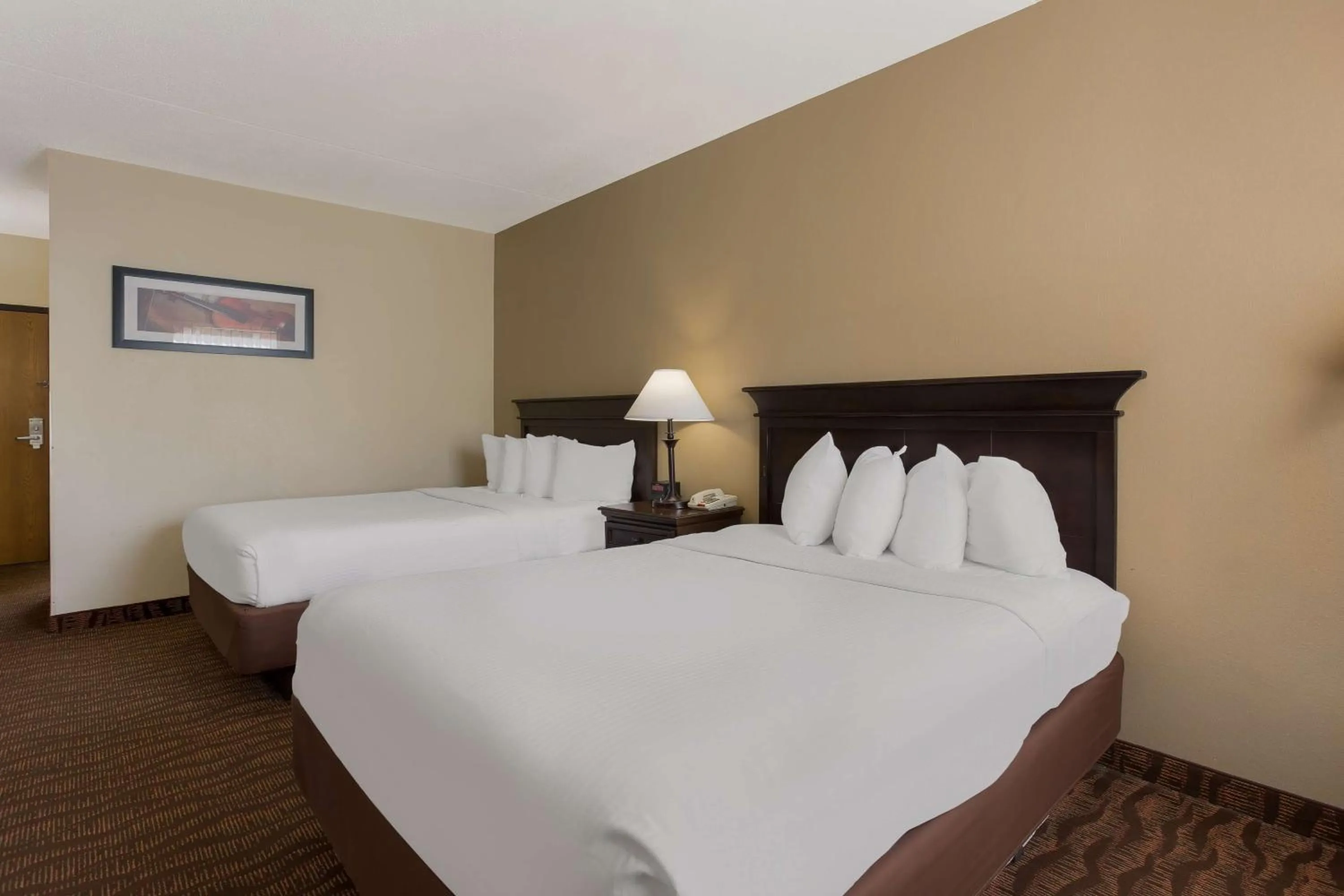 Bedroom, Bed in Best Western Music Capital Inn