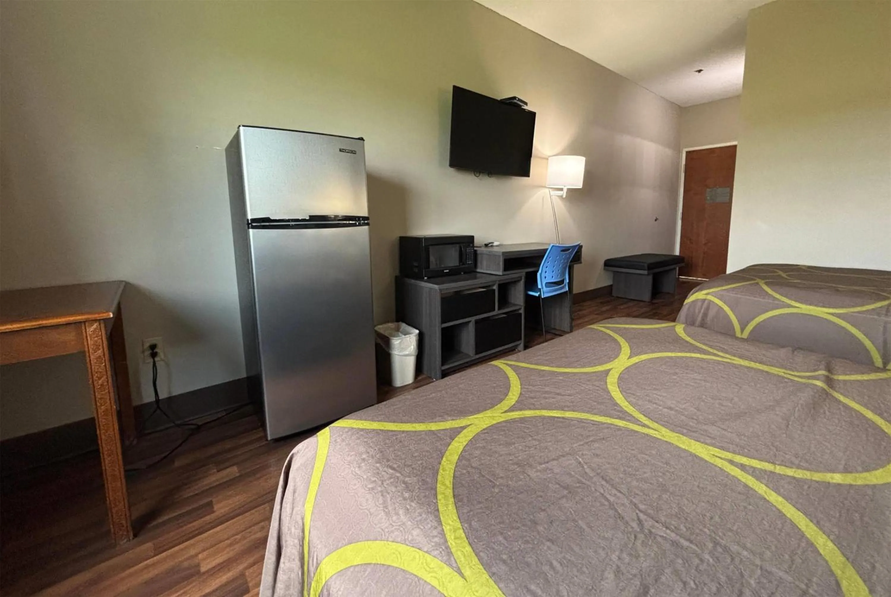 Photo of the whole room, Bed in Super 8 by Wyndham Grayville