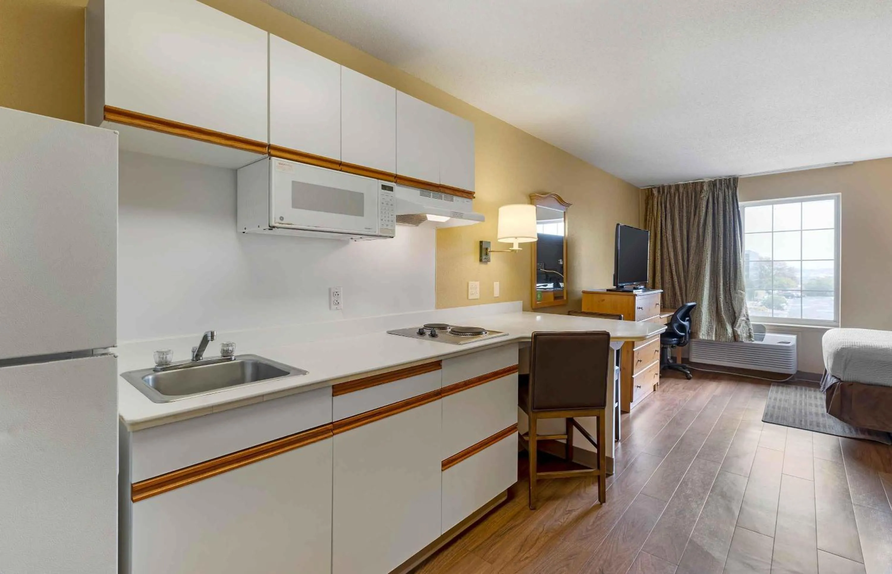 Kitchen or kitchenette, Bed in Extended Stay America Suites - St Louis - Westport - Central
