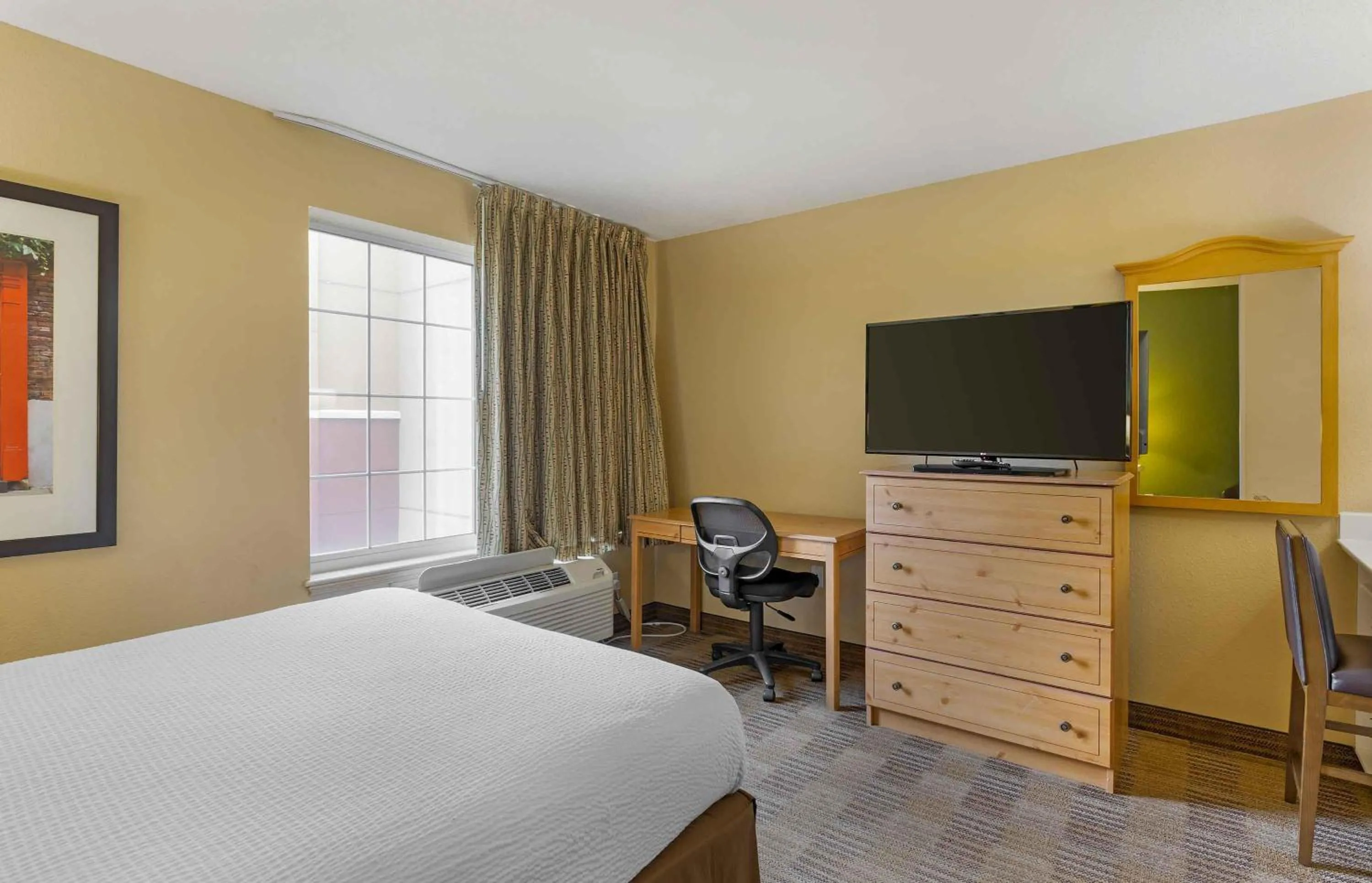 Bedroom, Bed in Extended Stay America Suites - St Louis - Westport - Central