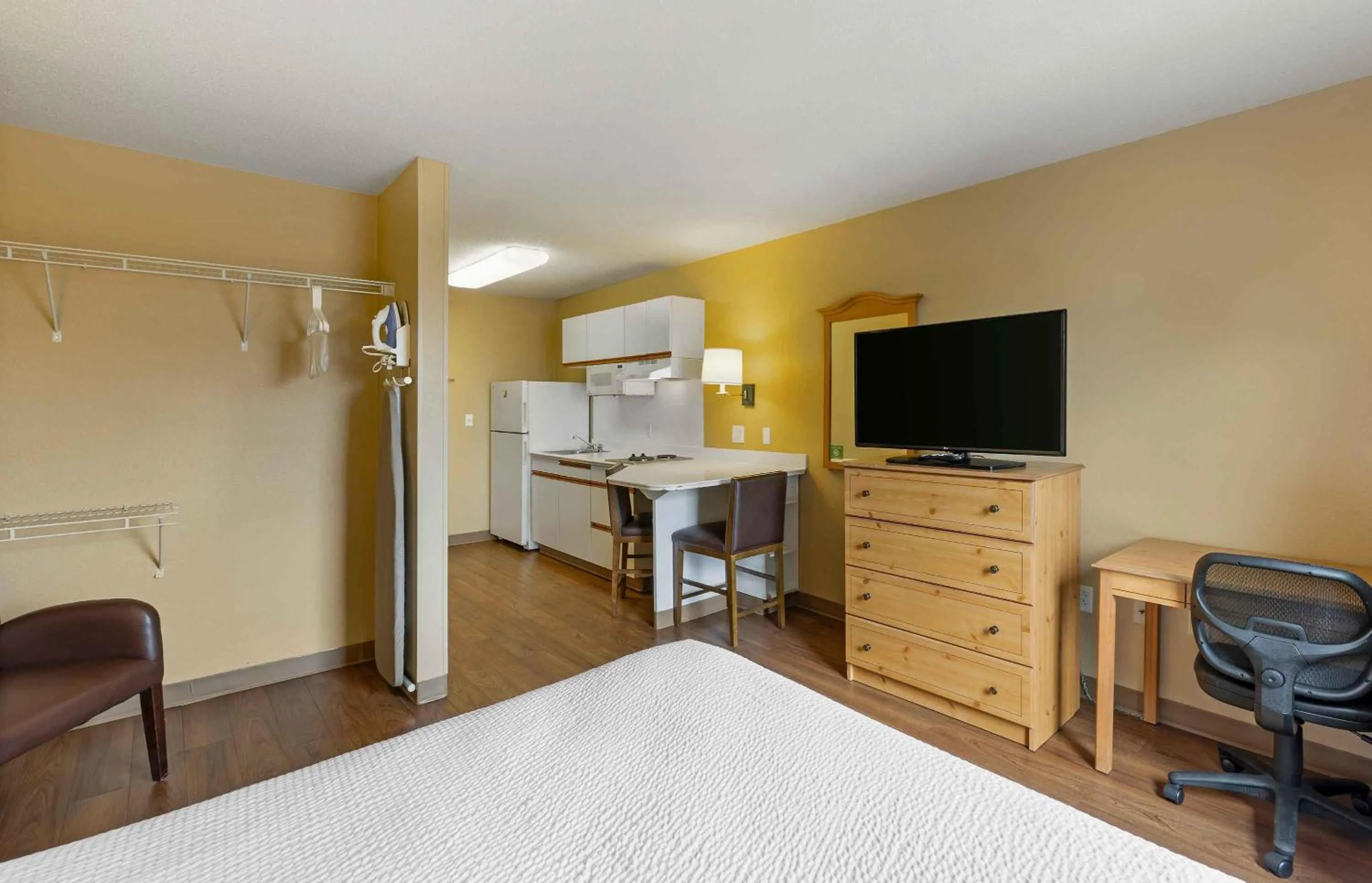 Bedroom, Bed in Extended Stay America Suites - St Louis - Westport - Central