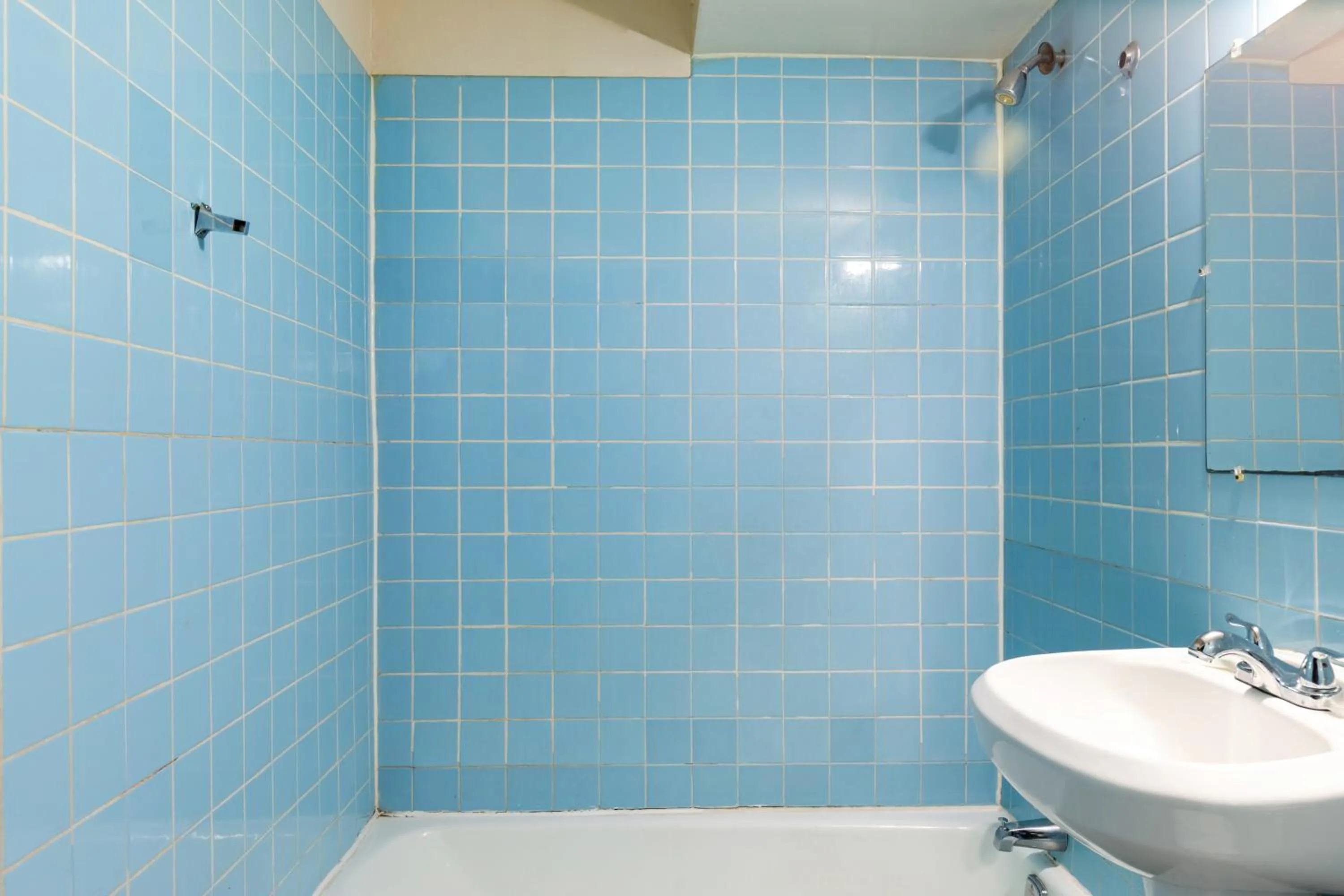 Bathroom in Best Motel By OYO Chicago I-90