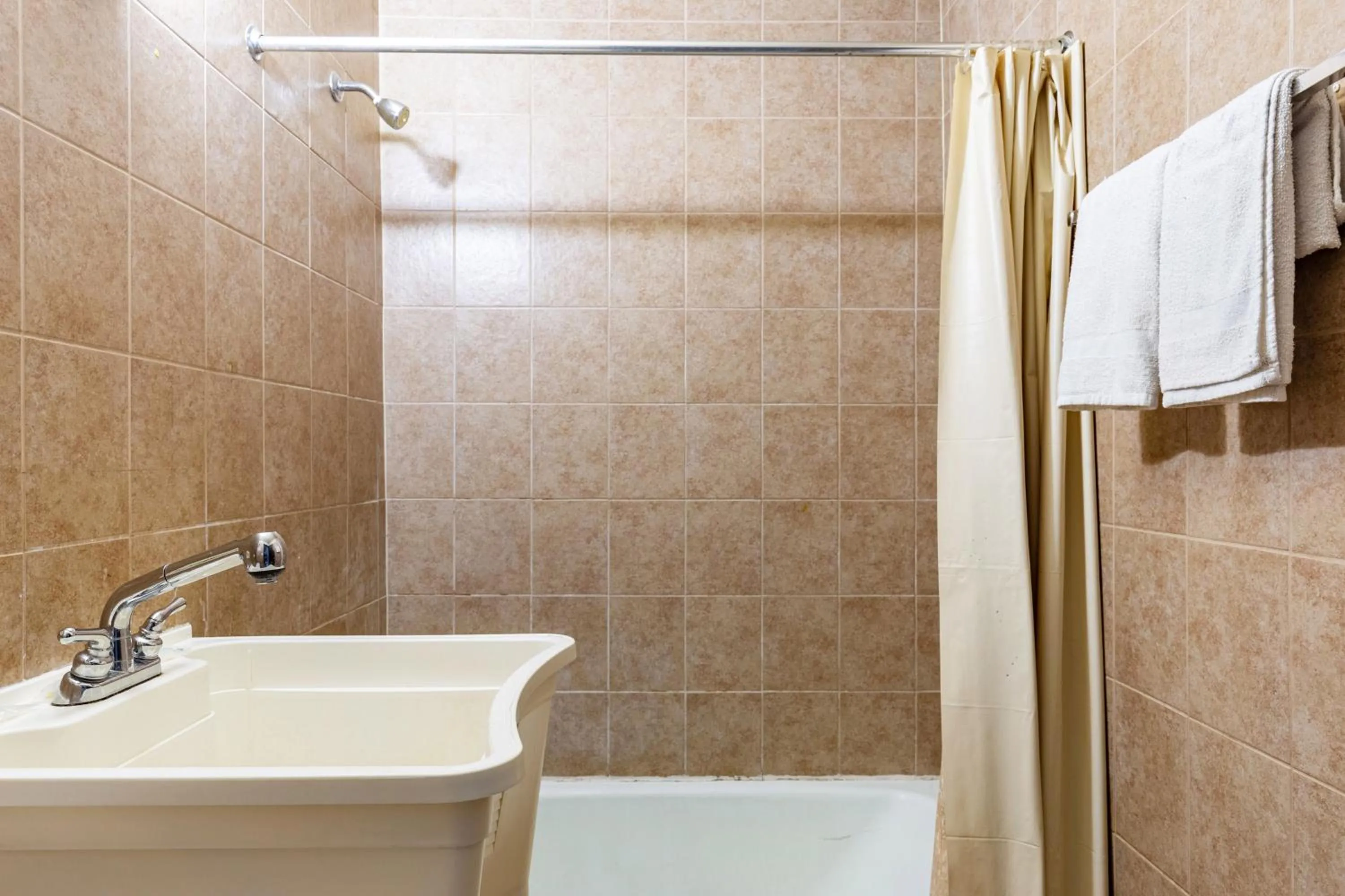 Bathroom in Best Motel By OYO Chicago I-90