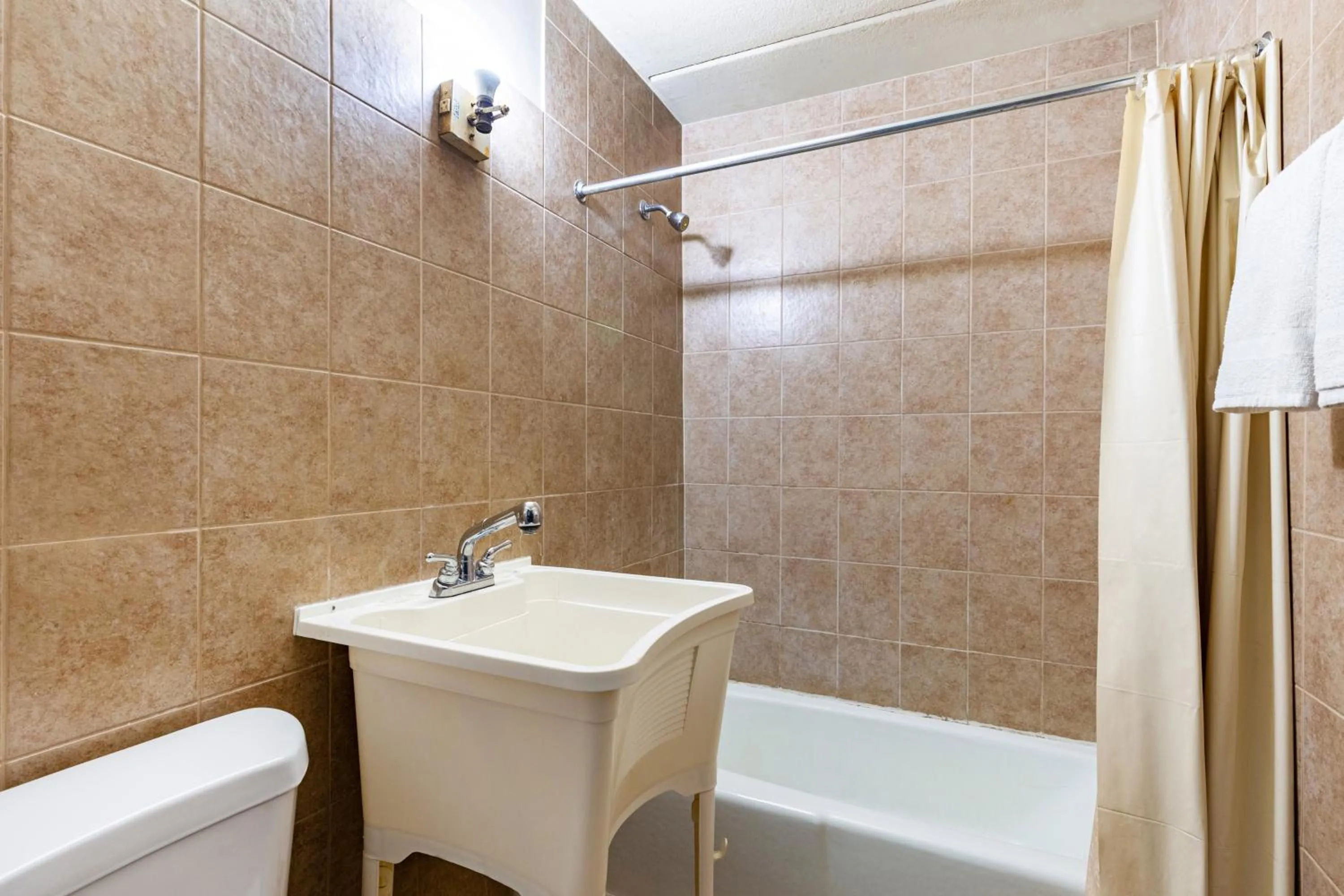 Bathroom in Best Motel By OYO Chicago I-90