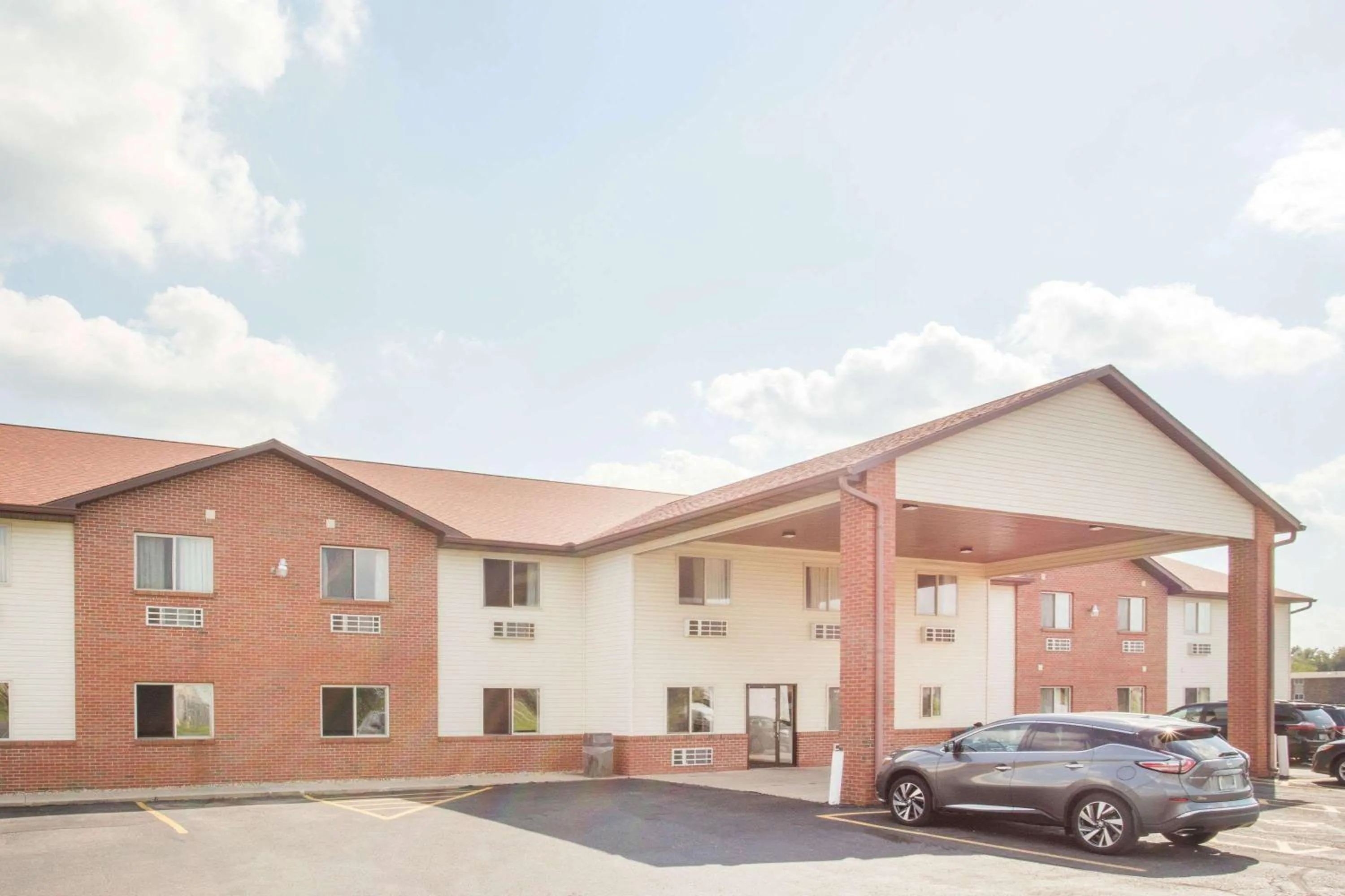 Property building in Super 8 by Wyndham Monmouth IL