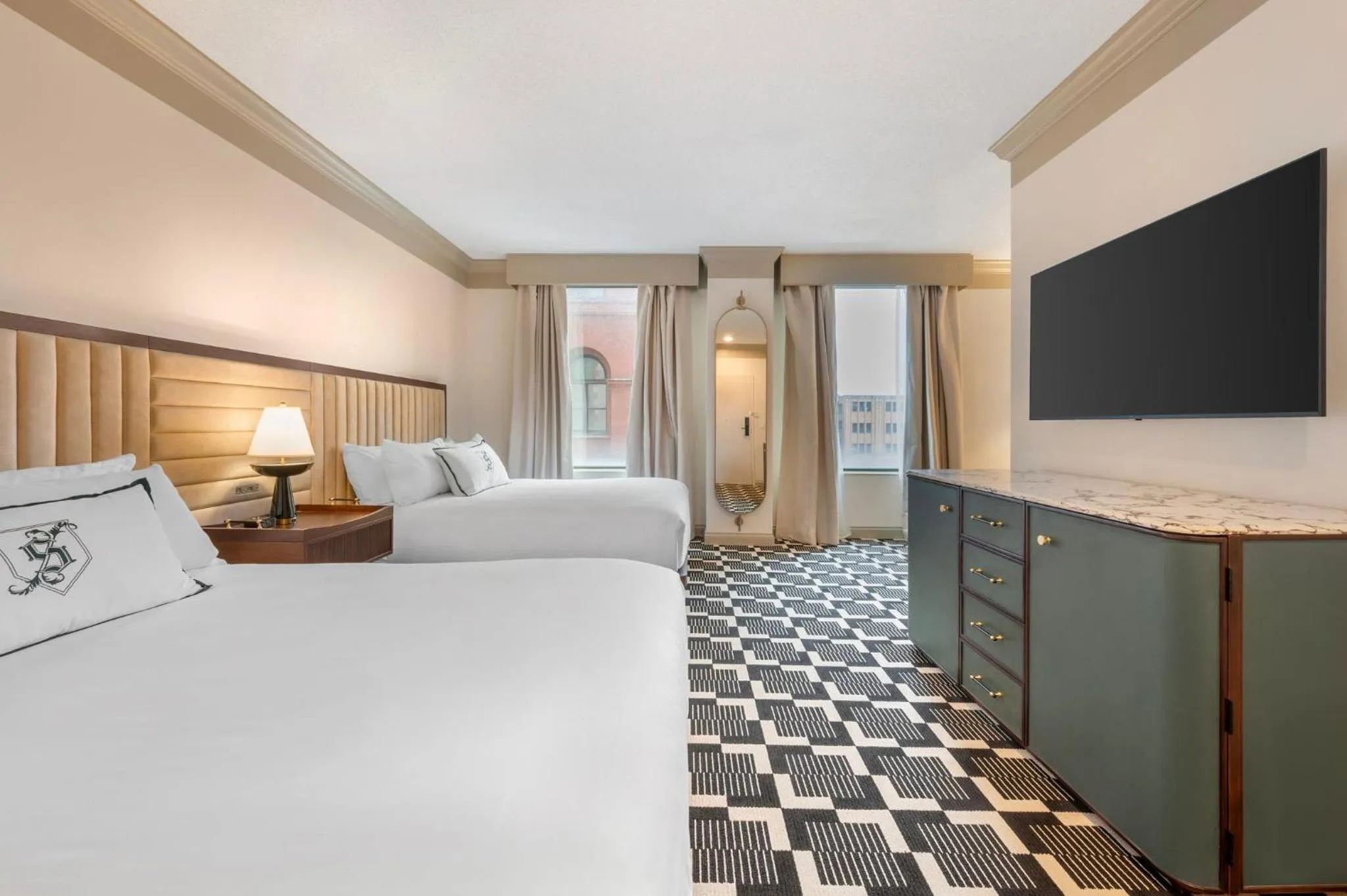 Bedroom, Bed in Omni Severin Hotel