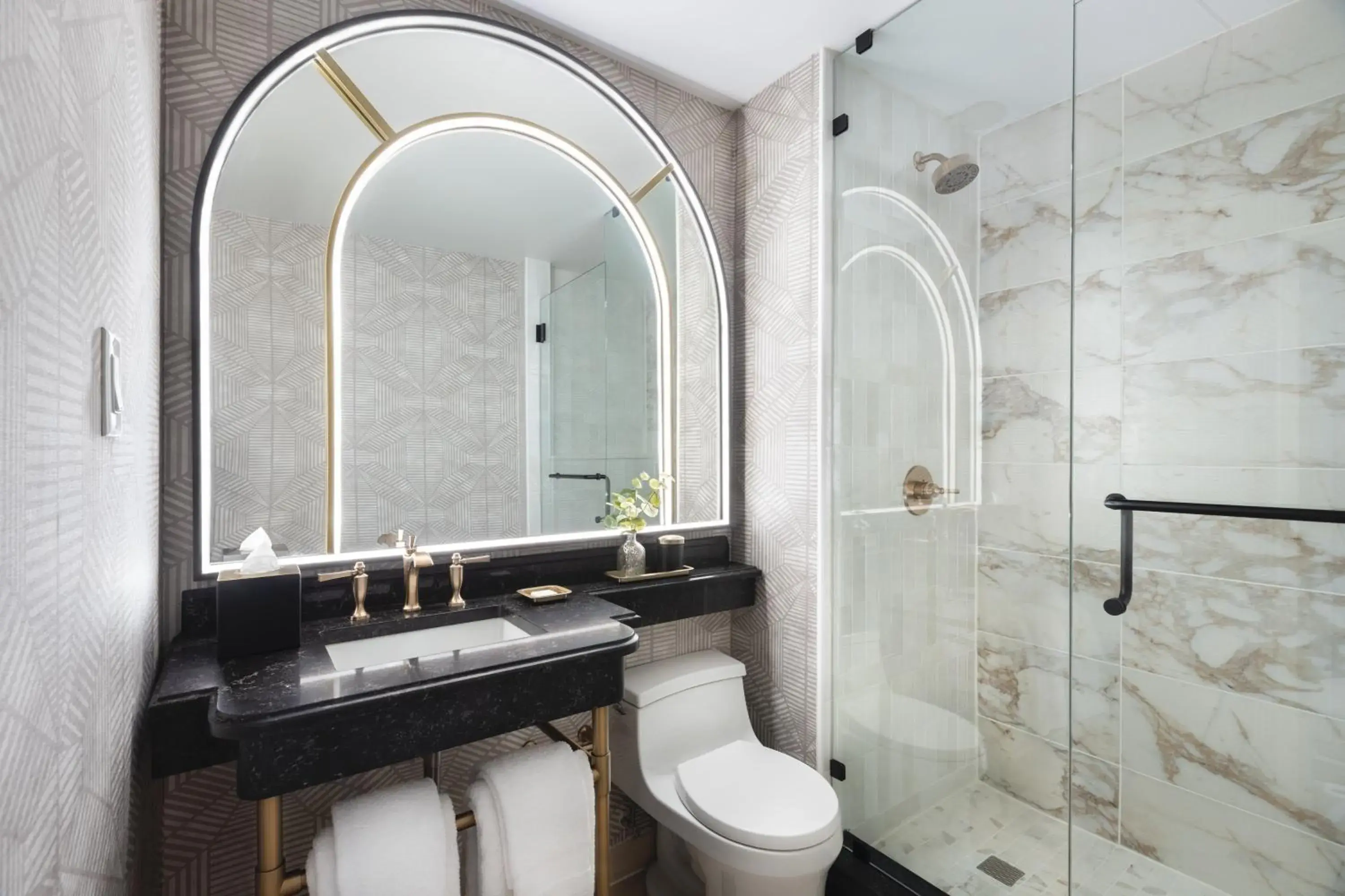 Classic Deluxe Room 2 Queen Beds in Omni Severin Hotel Classic Deluxe Room 2 Queen Beds in Omni Severin Hotel