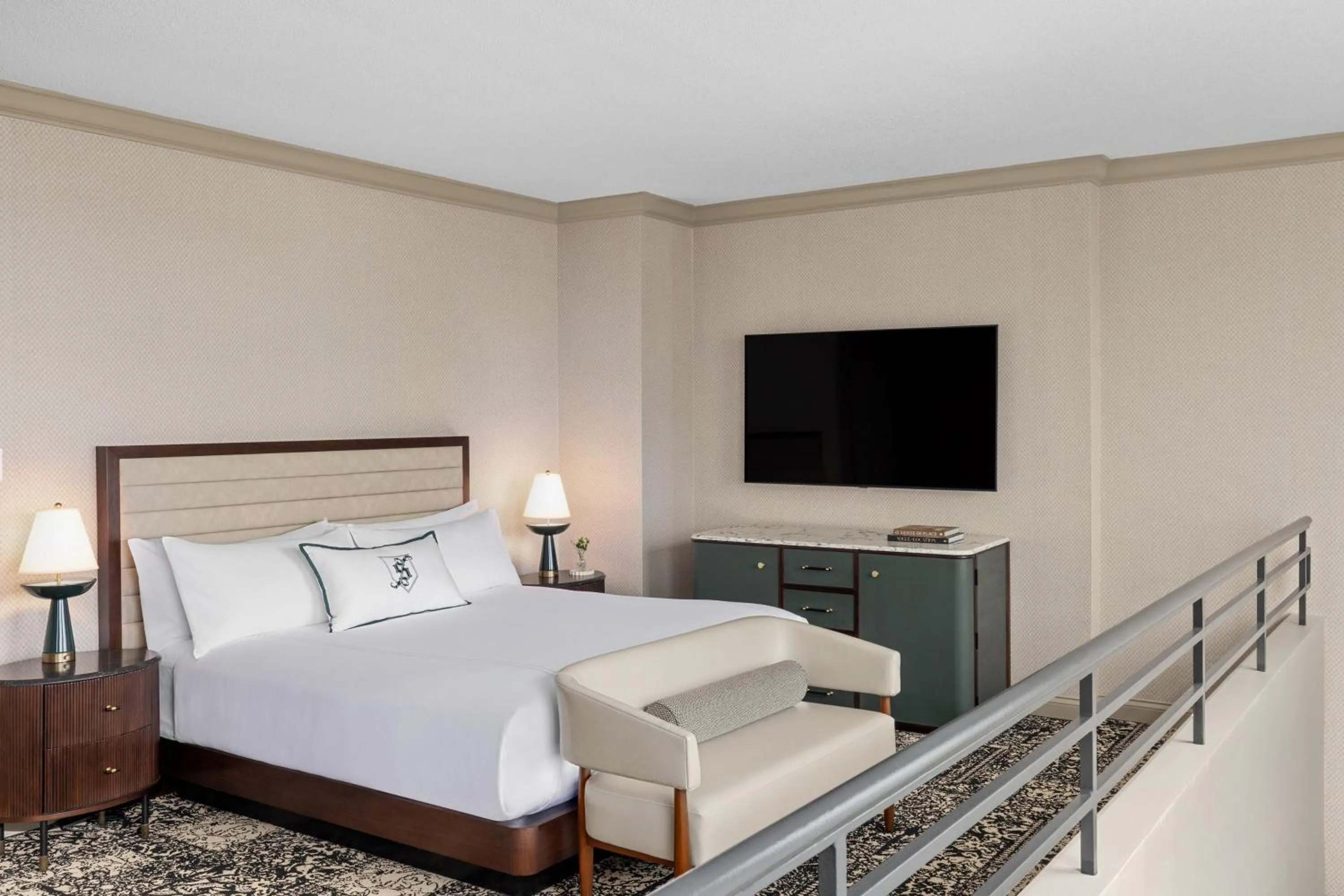 Photo of the whole room, Bed in Omni Severin Hotel