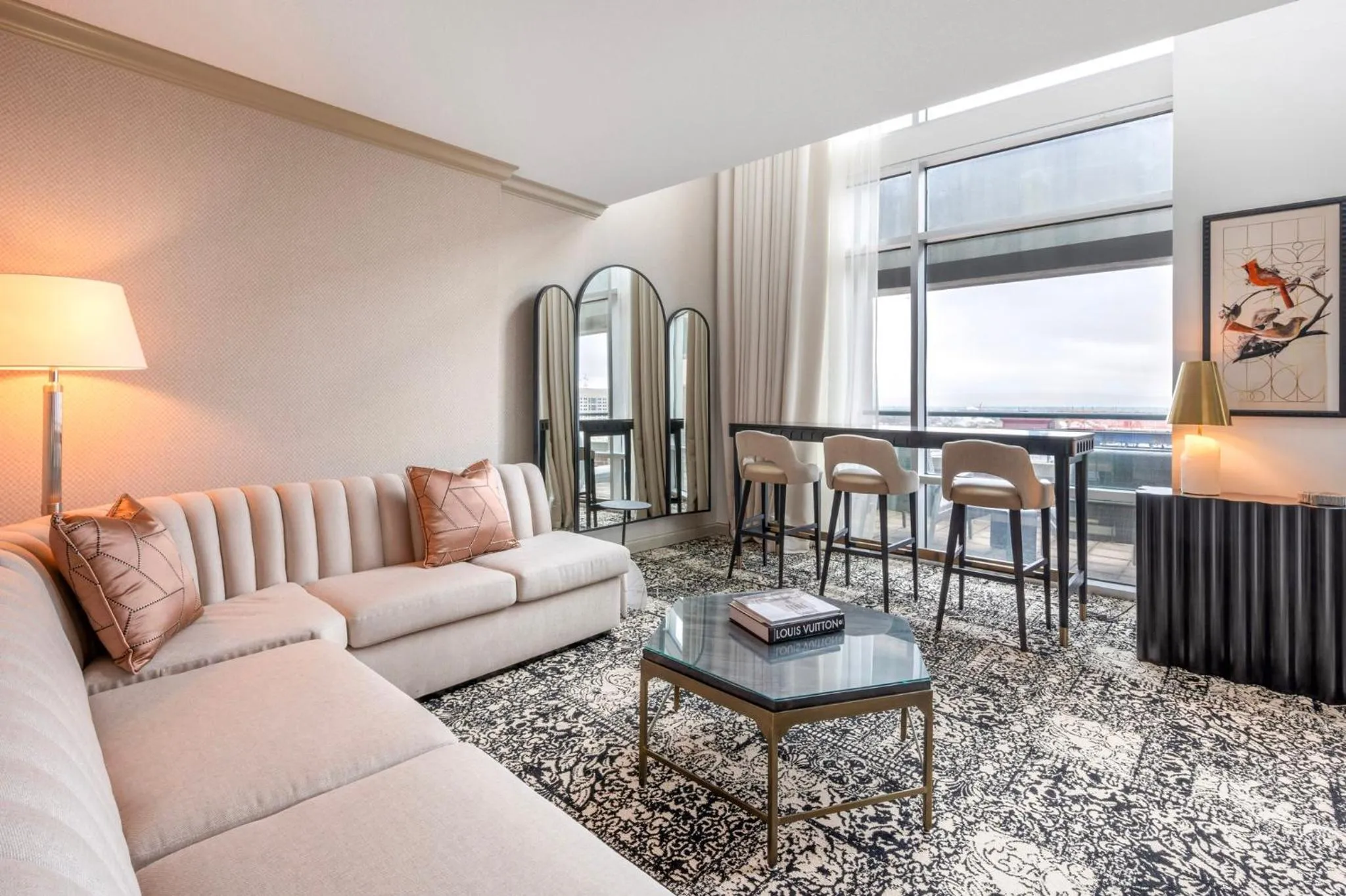 Living room in Omni Severin Hotel