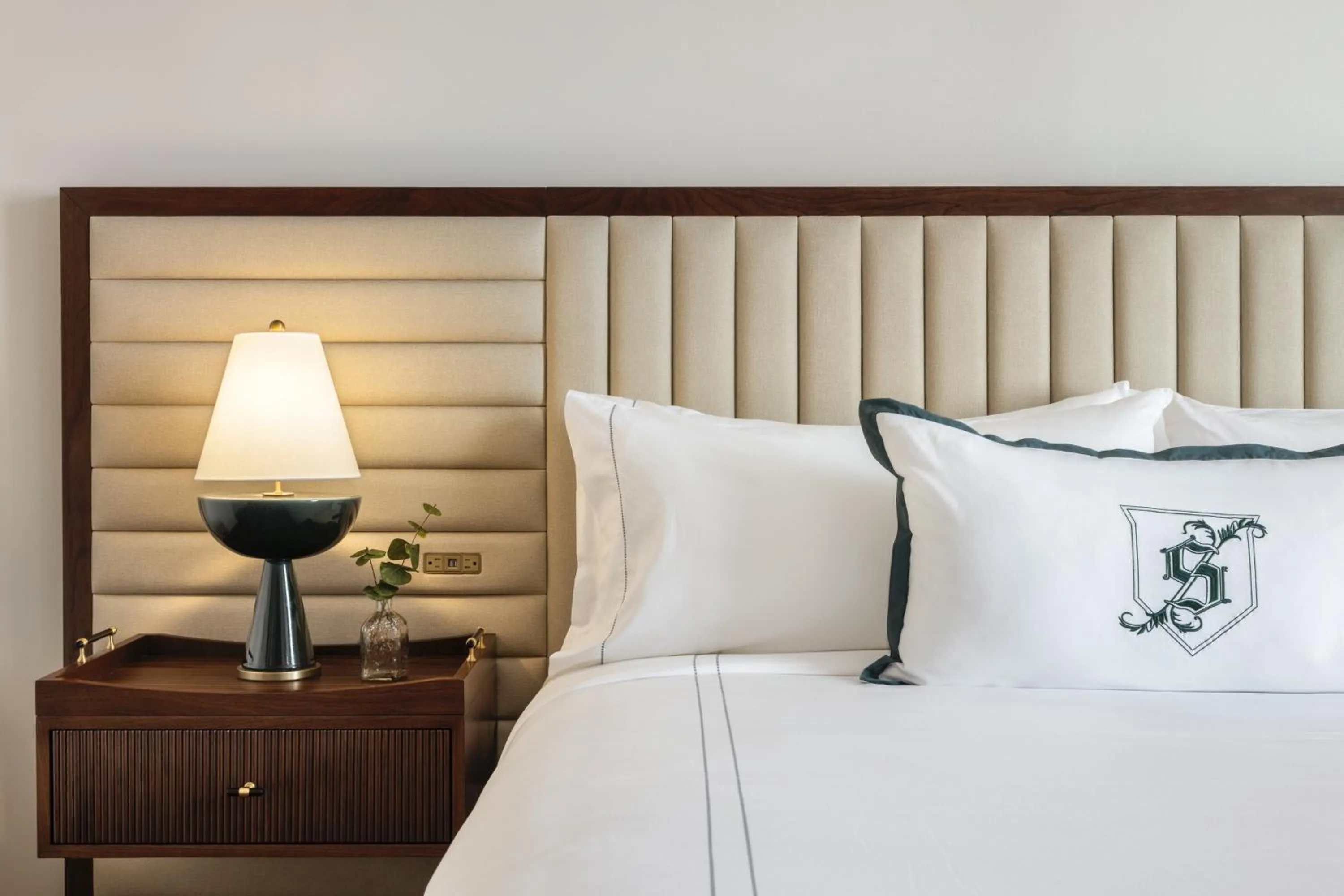 Photo of the whole room, Bed in Omni Severin Hotel