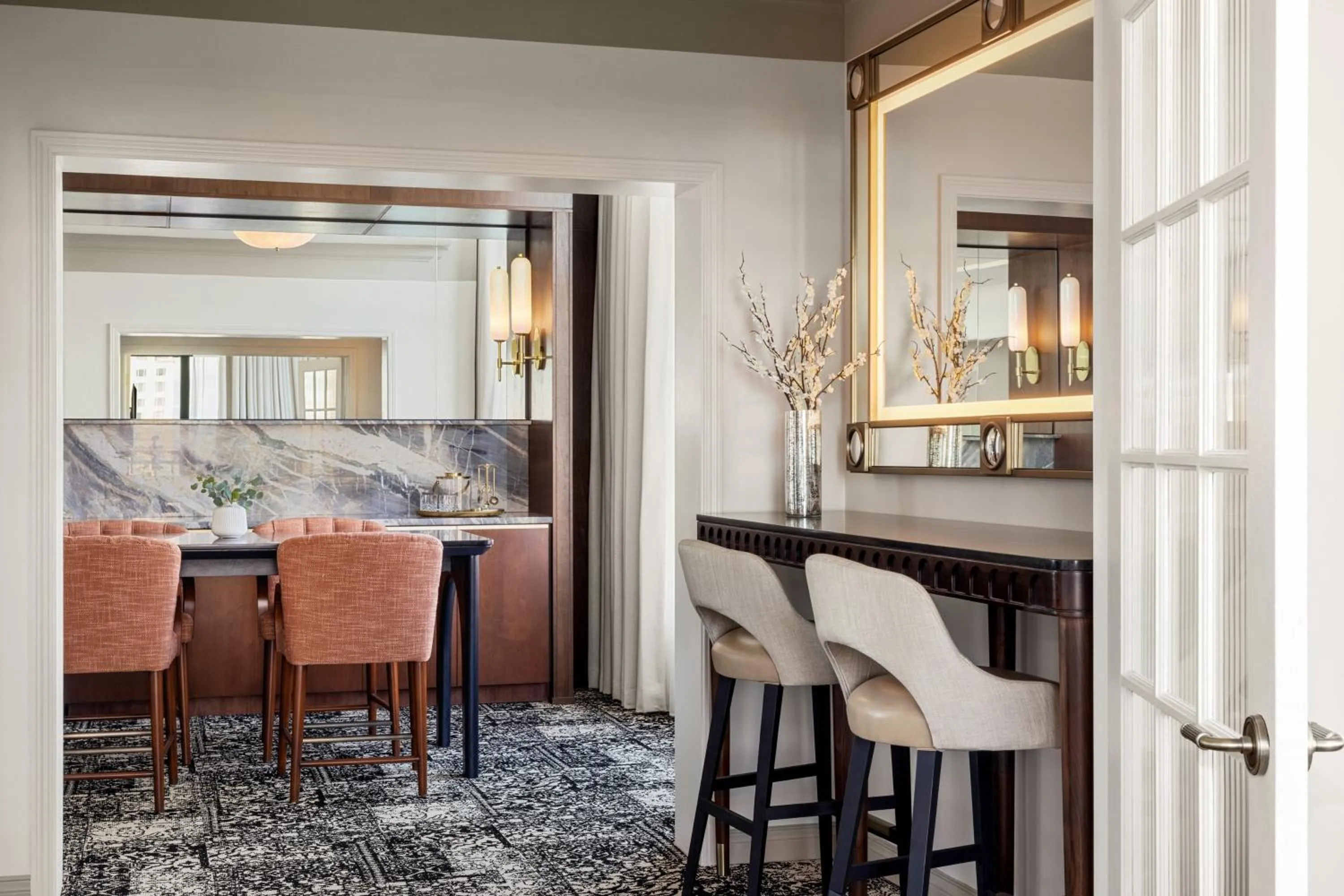 Photo of the whole room in Omni Severin Hotel