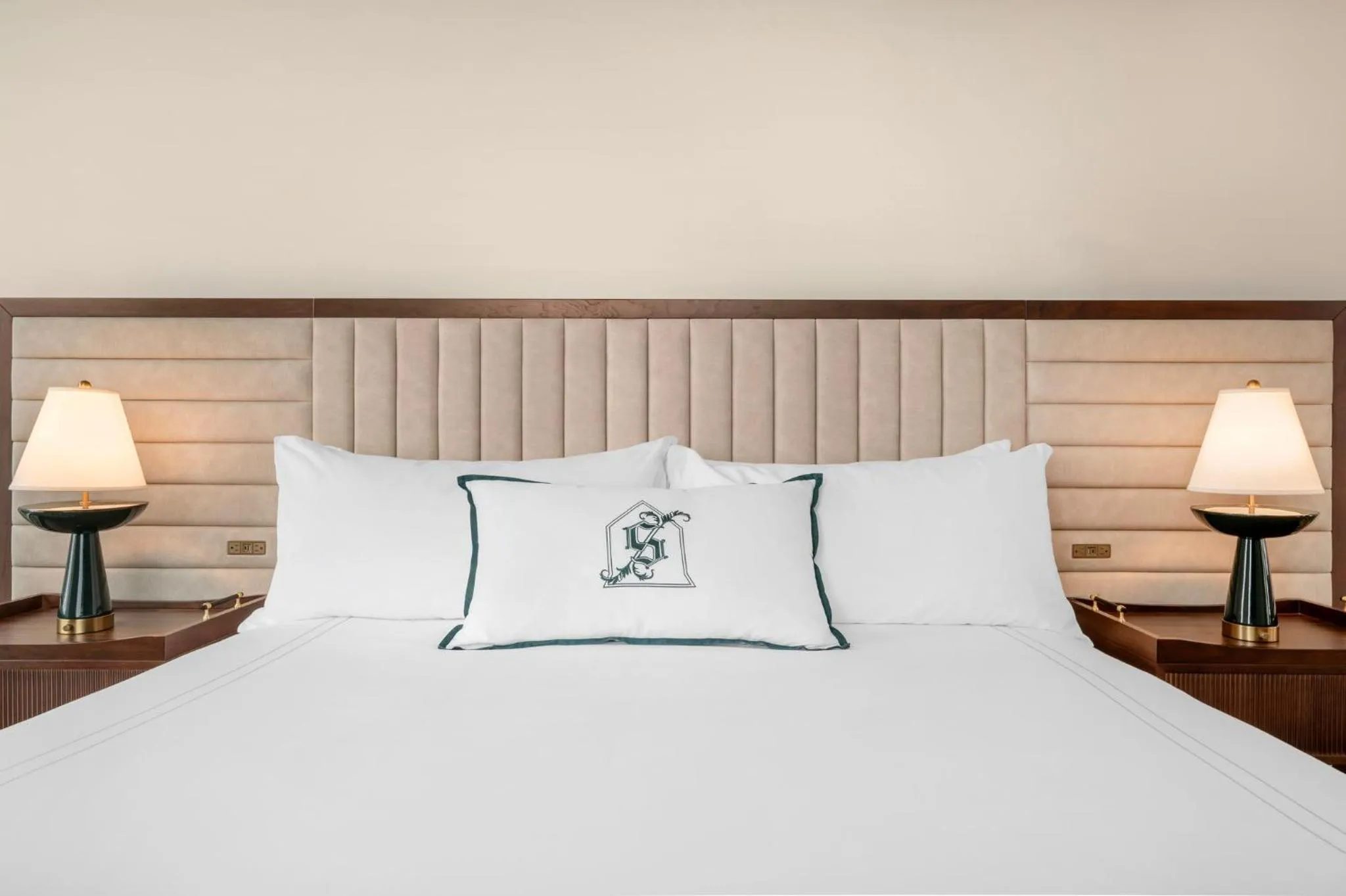 Bedroom, Bed in Omni Severin Hotel