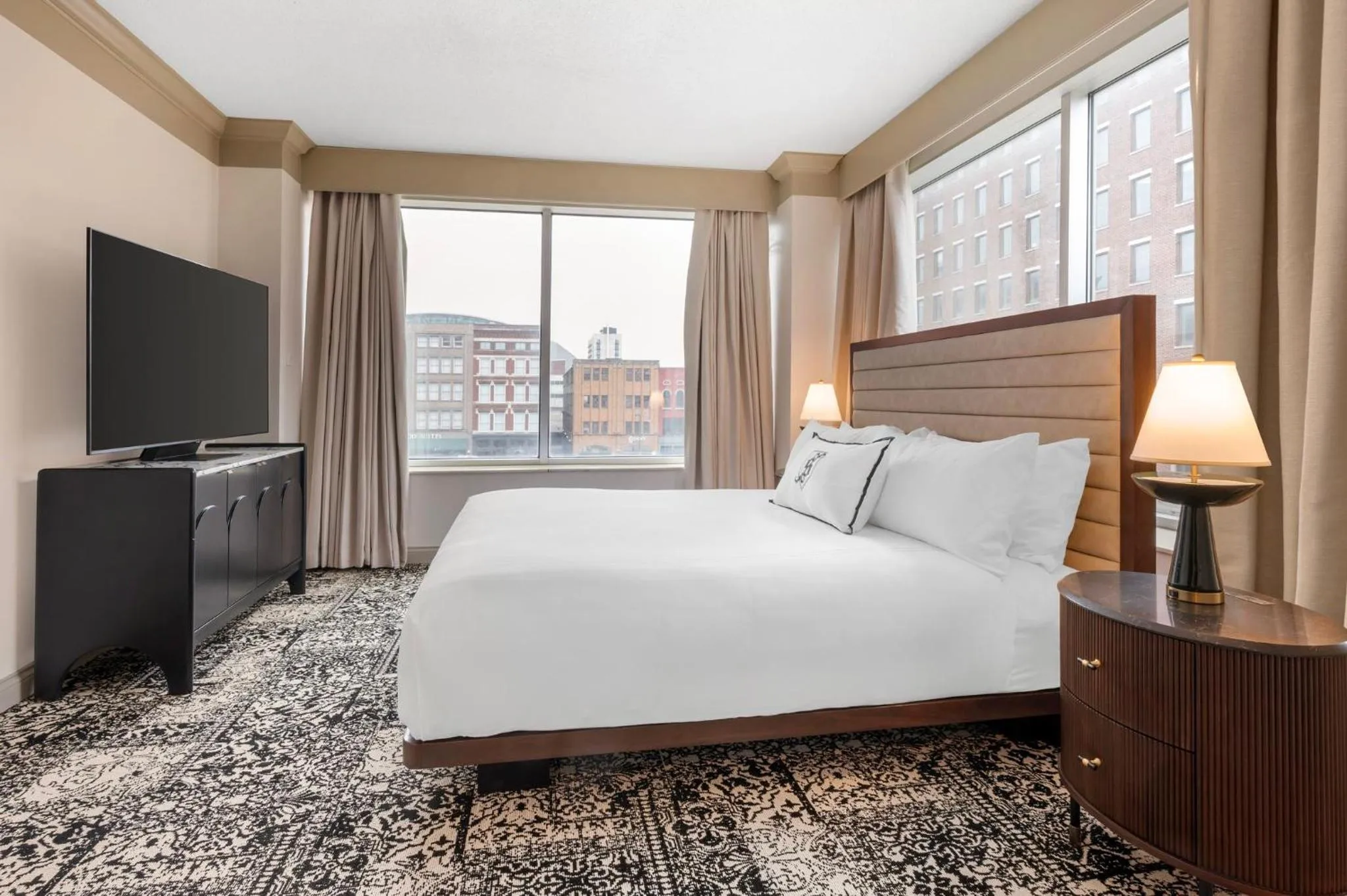 Bedroom, Bed in Omni Severin Hotel