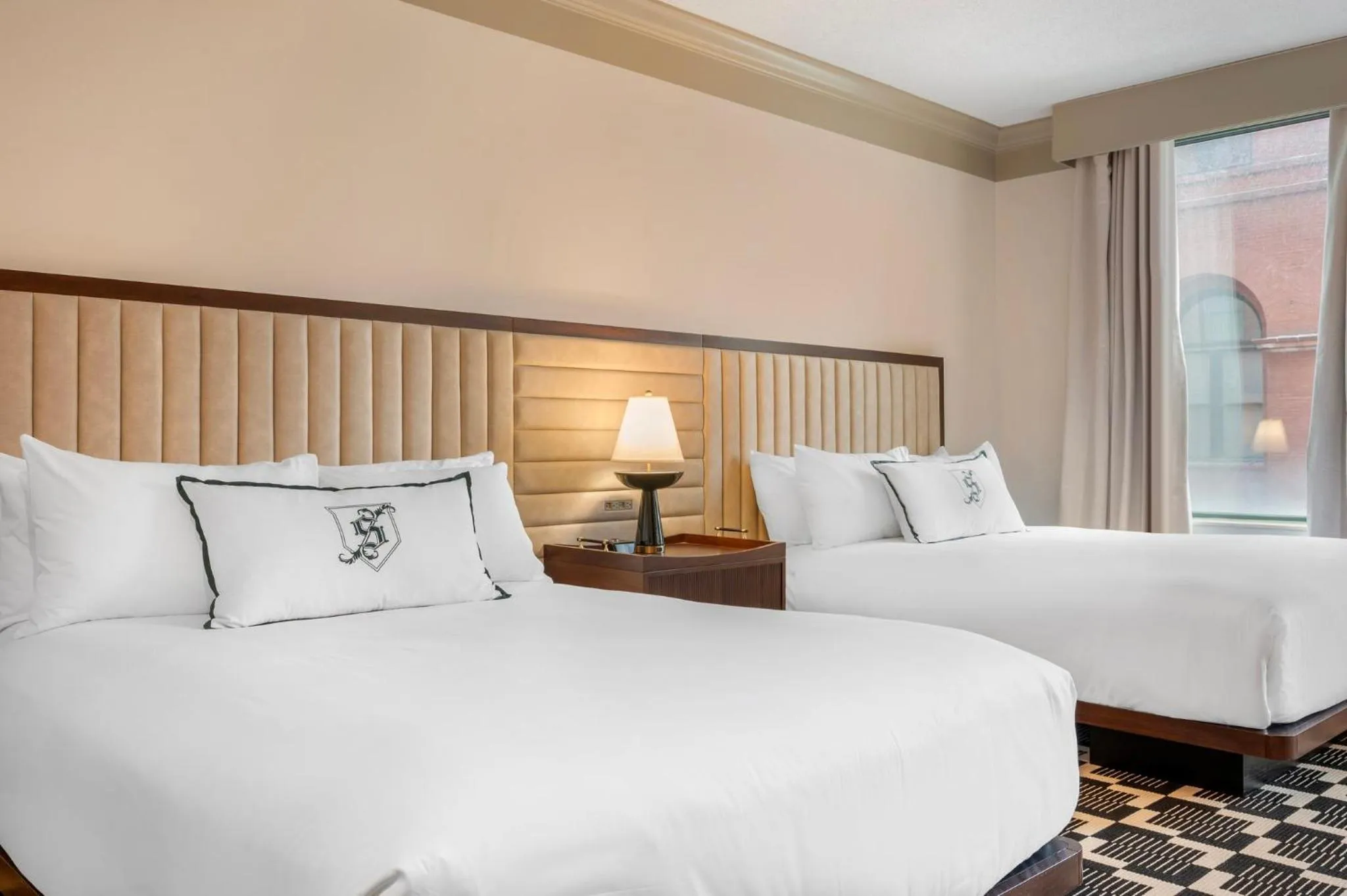 Bedroom, Bed in Omni Severin Hotel