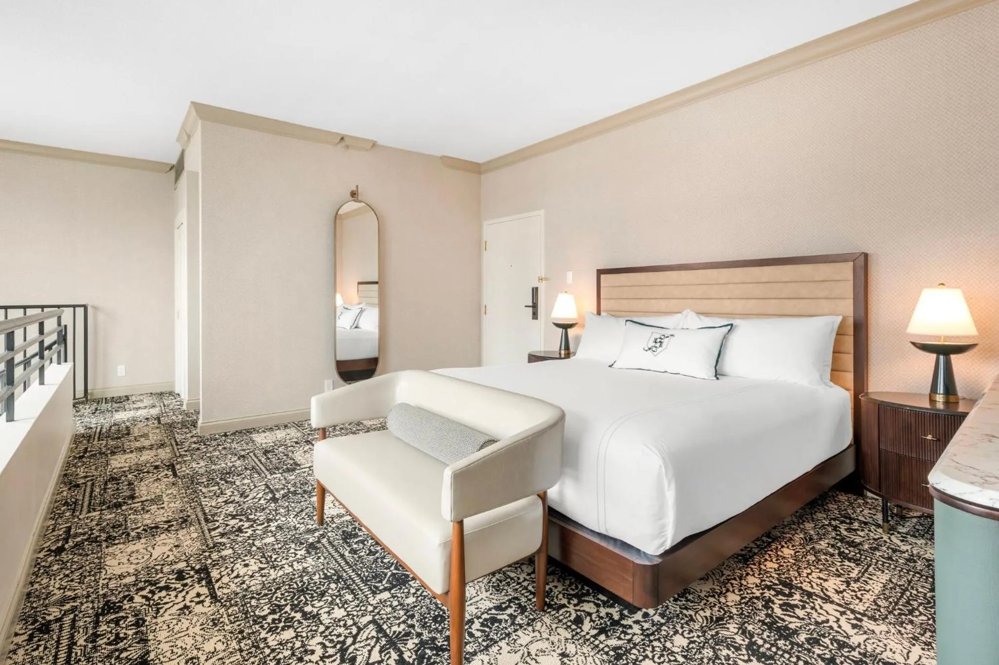 Bedroom, Bed in Omni Severin Hotel