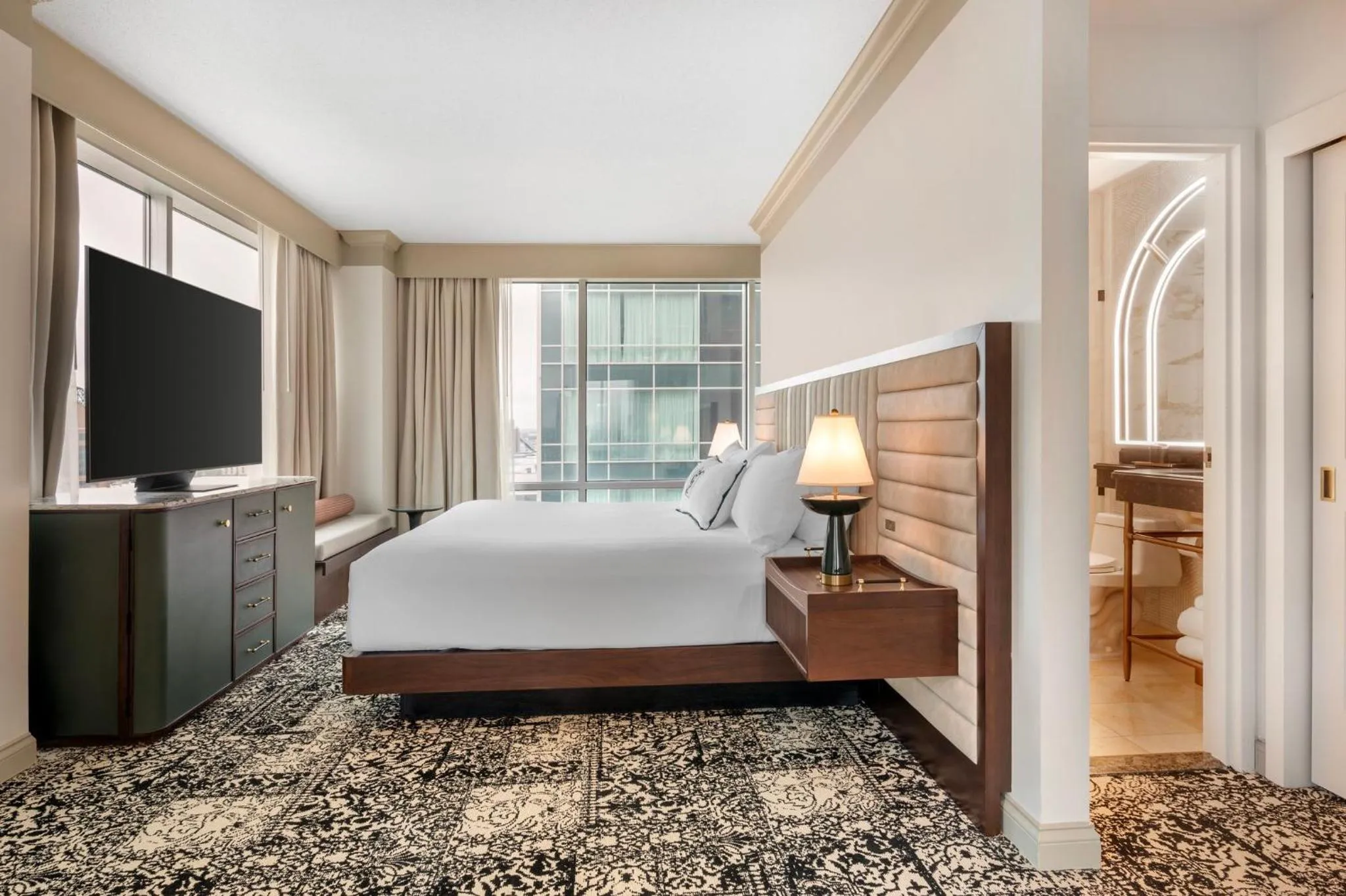 Bedroom, Bed in Omni Severin Hotel