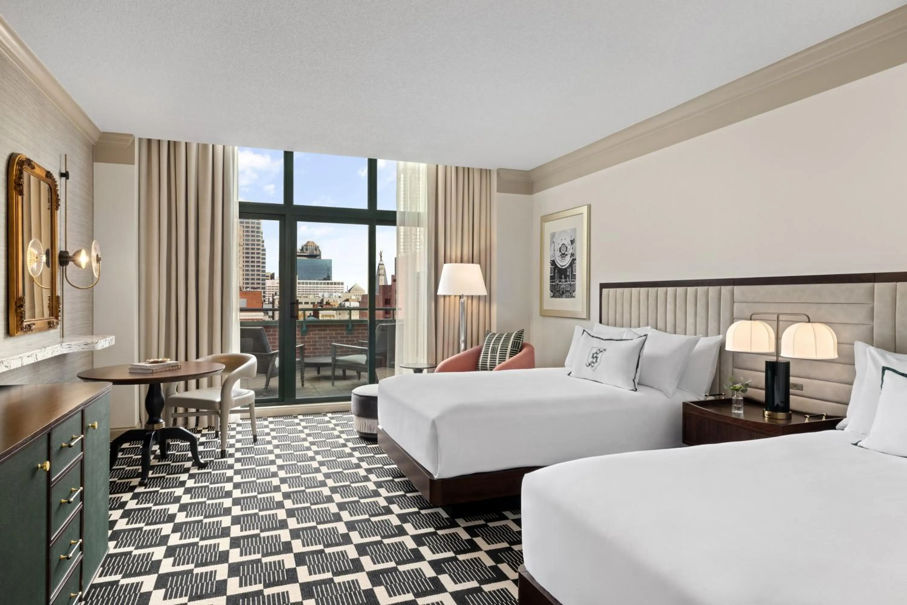 Photo of the whole room, Bed in Omni Severin Hotel