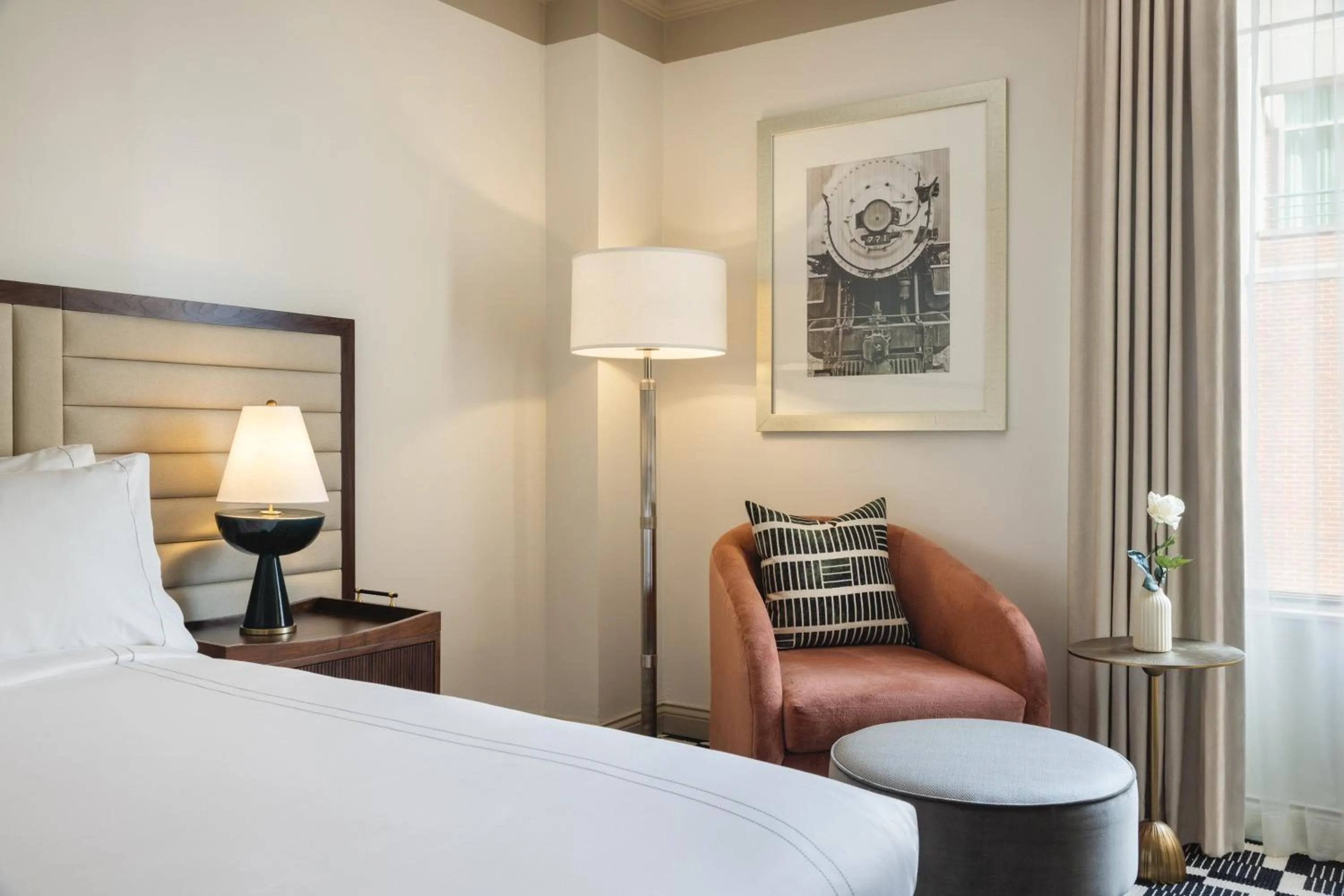 Photo of the whole room, Bed in Omni Severin Hotel