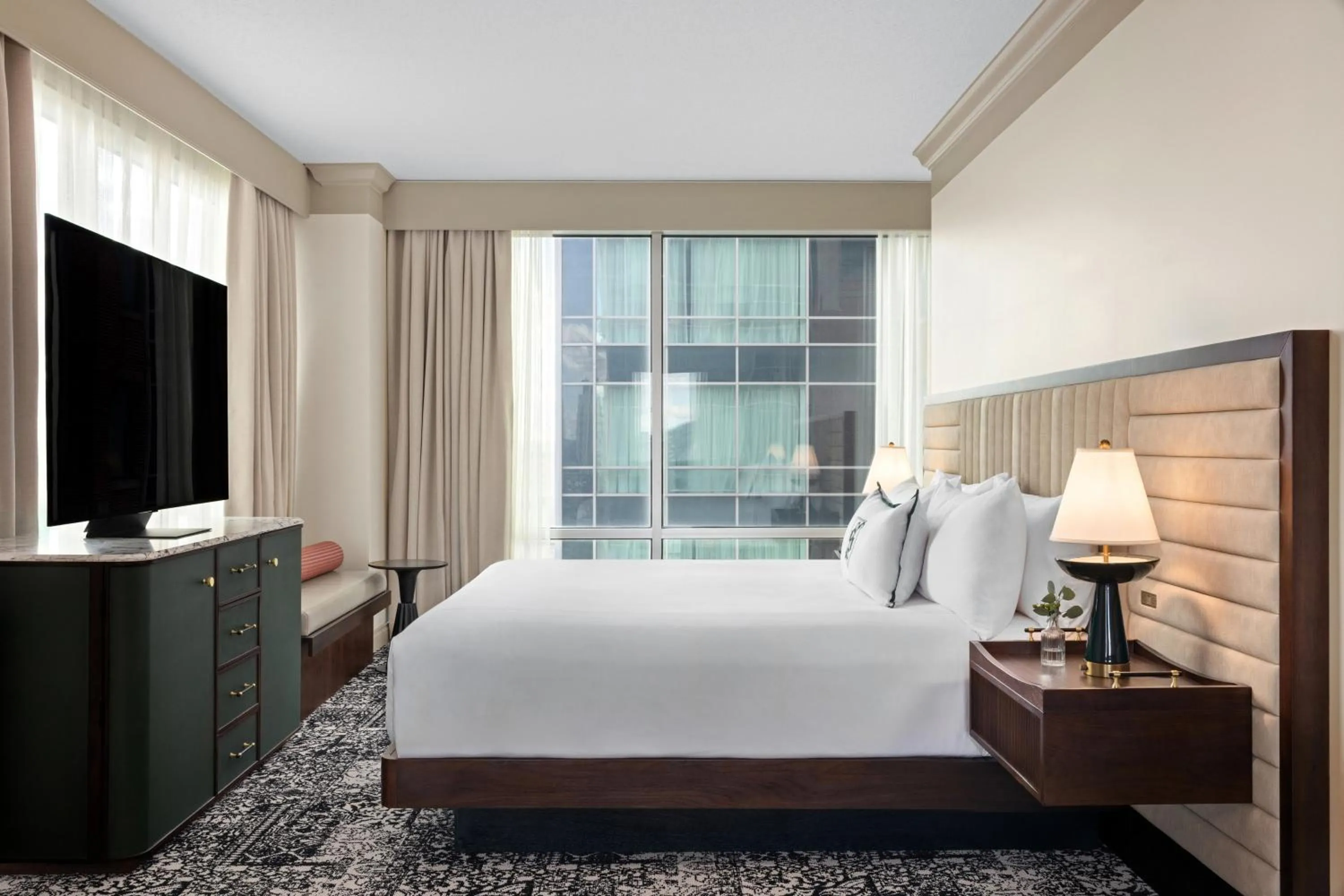 Photo of the whole room, Bed in Omni Severin Hotel