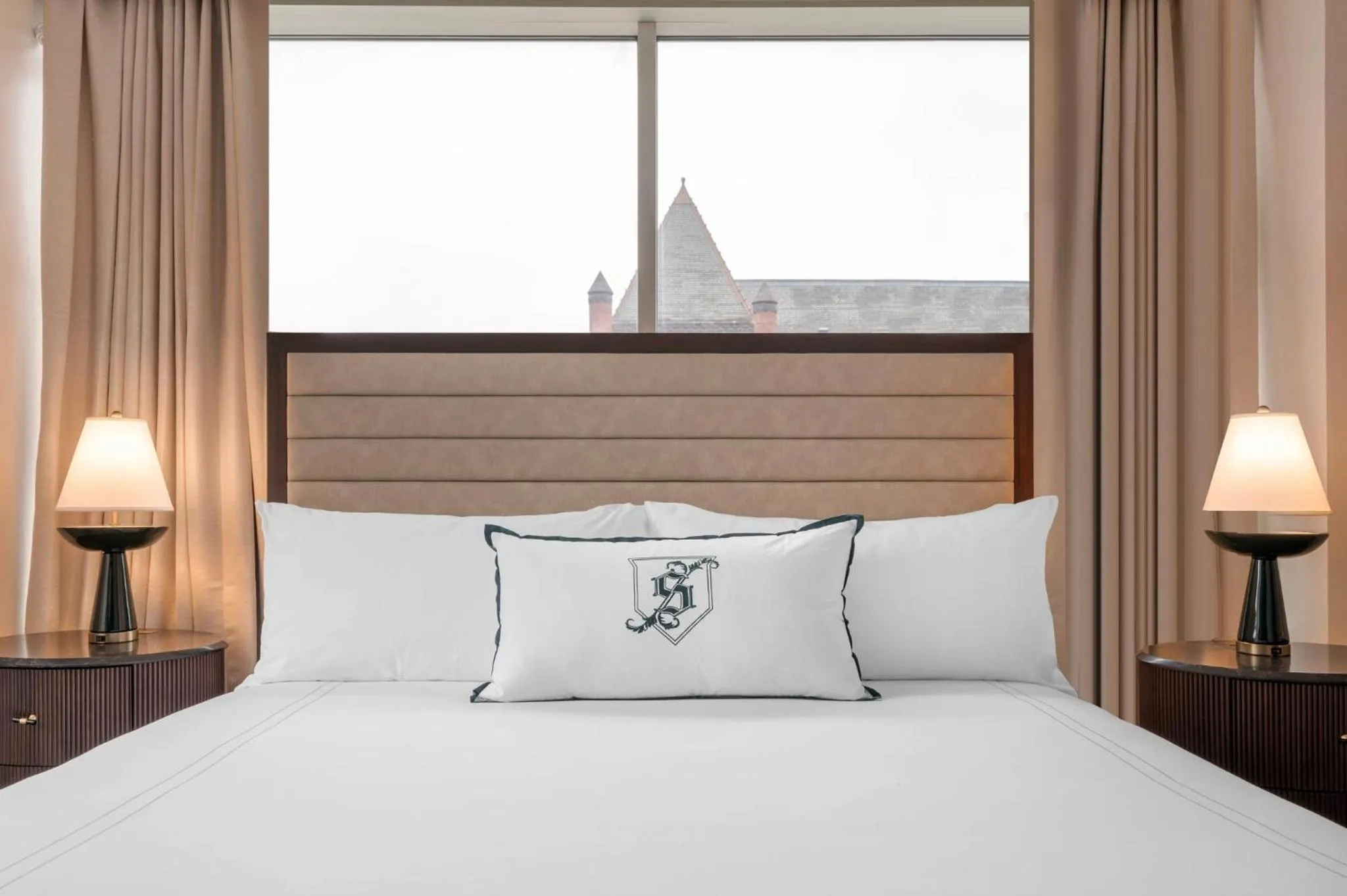 Bedroom, Bed in Omni Severin Hotel