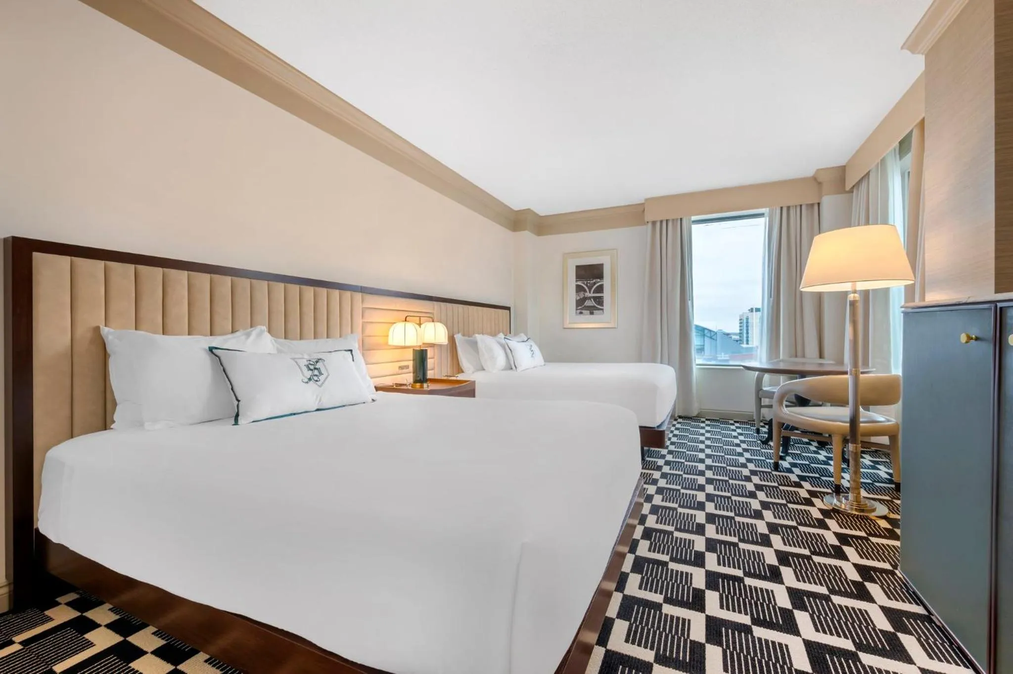 Bedroom, Bed in Omni Severin Hotel