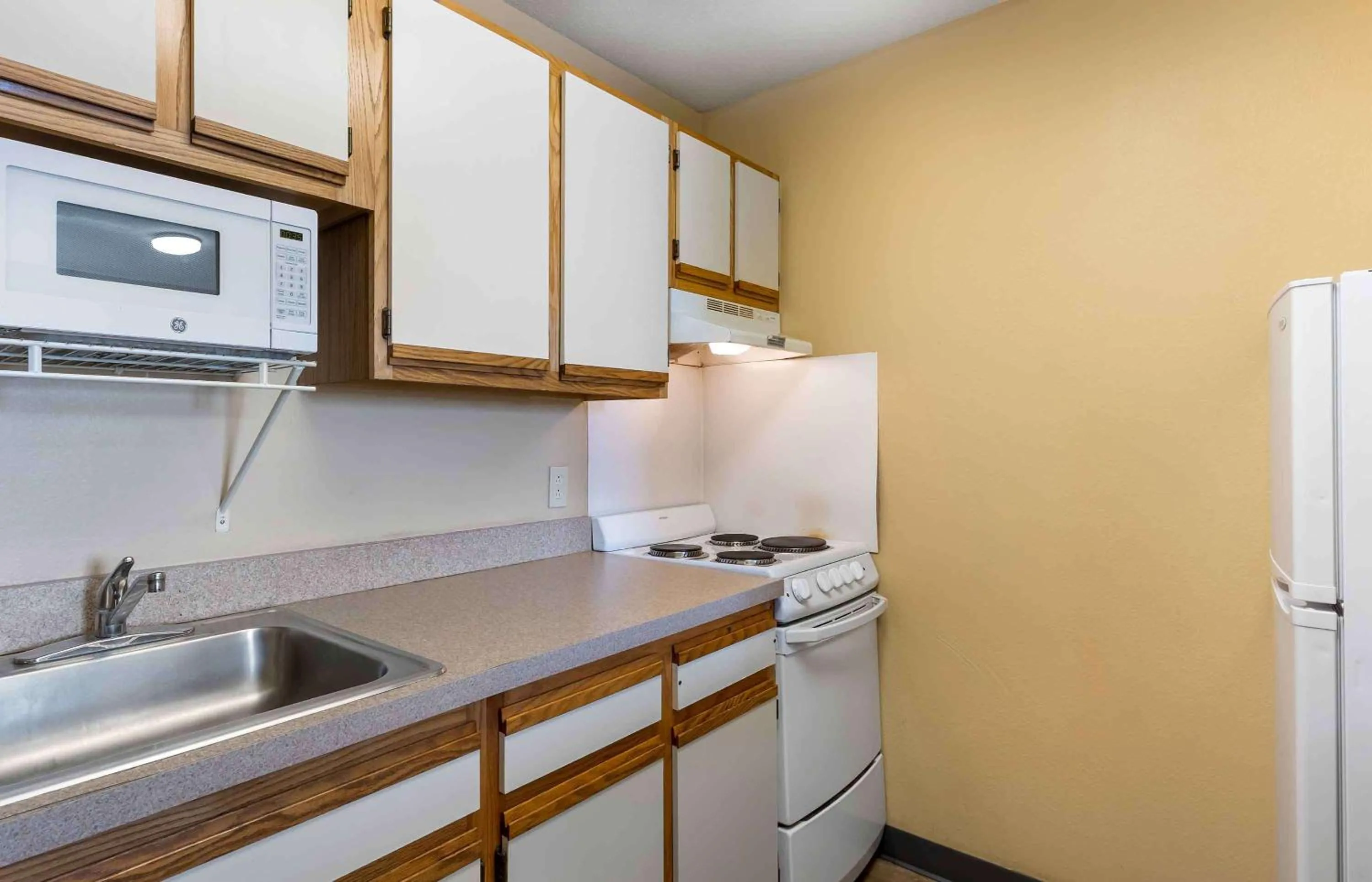 Bedroom in Extended Stay America Select Suites - St Louis - Westport - Craig Road