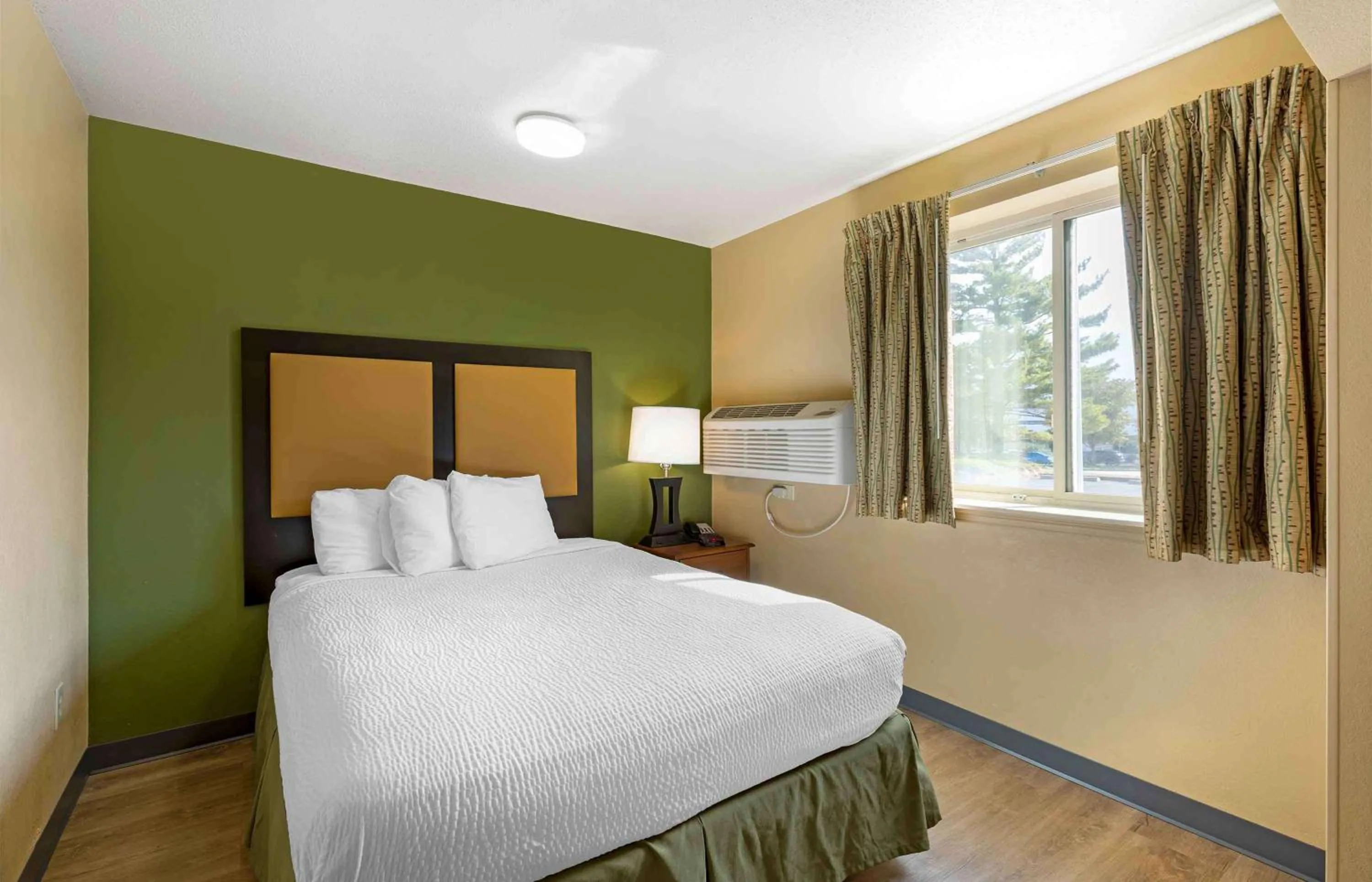 Bedroom, Bed in Extended Stay America Select Suites - St Louis - Westport - Craig Road