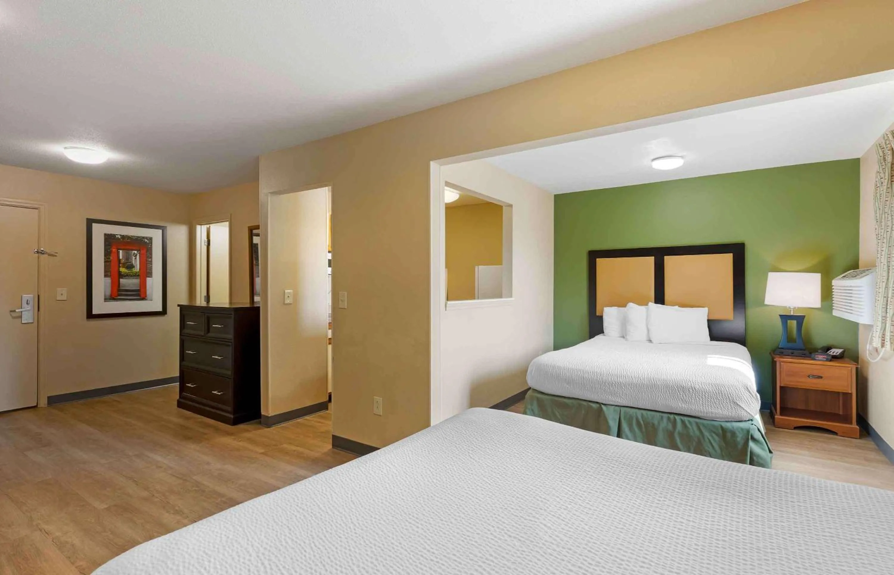 Bedroom, Bed in Extended Stay America Select Suites - St Louis - Westport - Craig Road