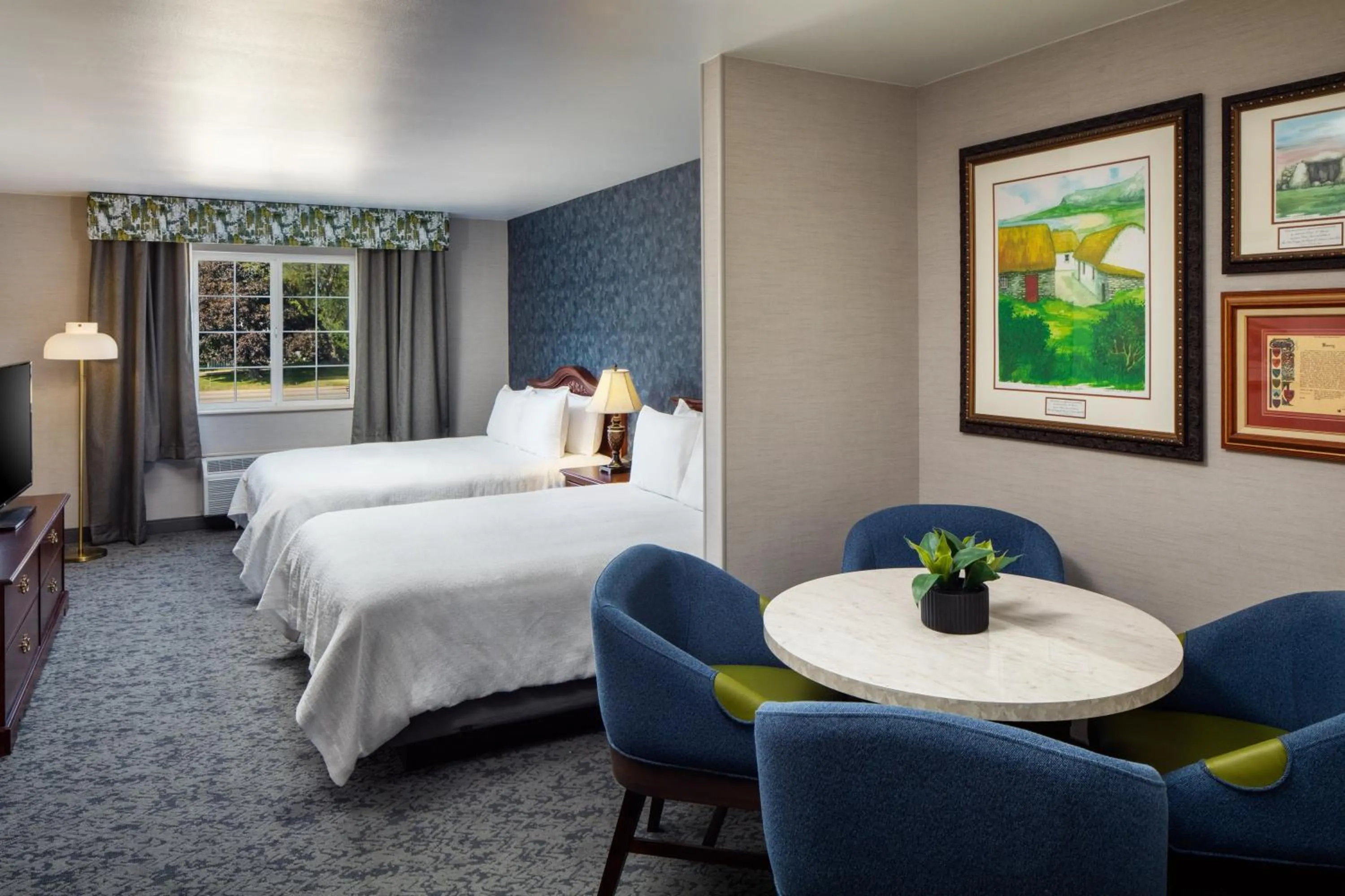 Bed in Irish Cottage Inn & Suites