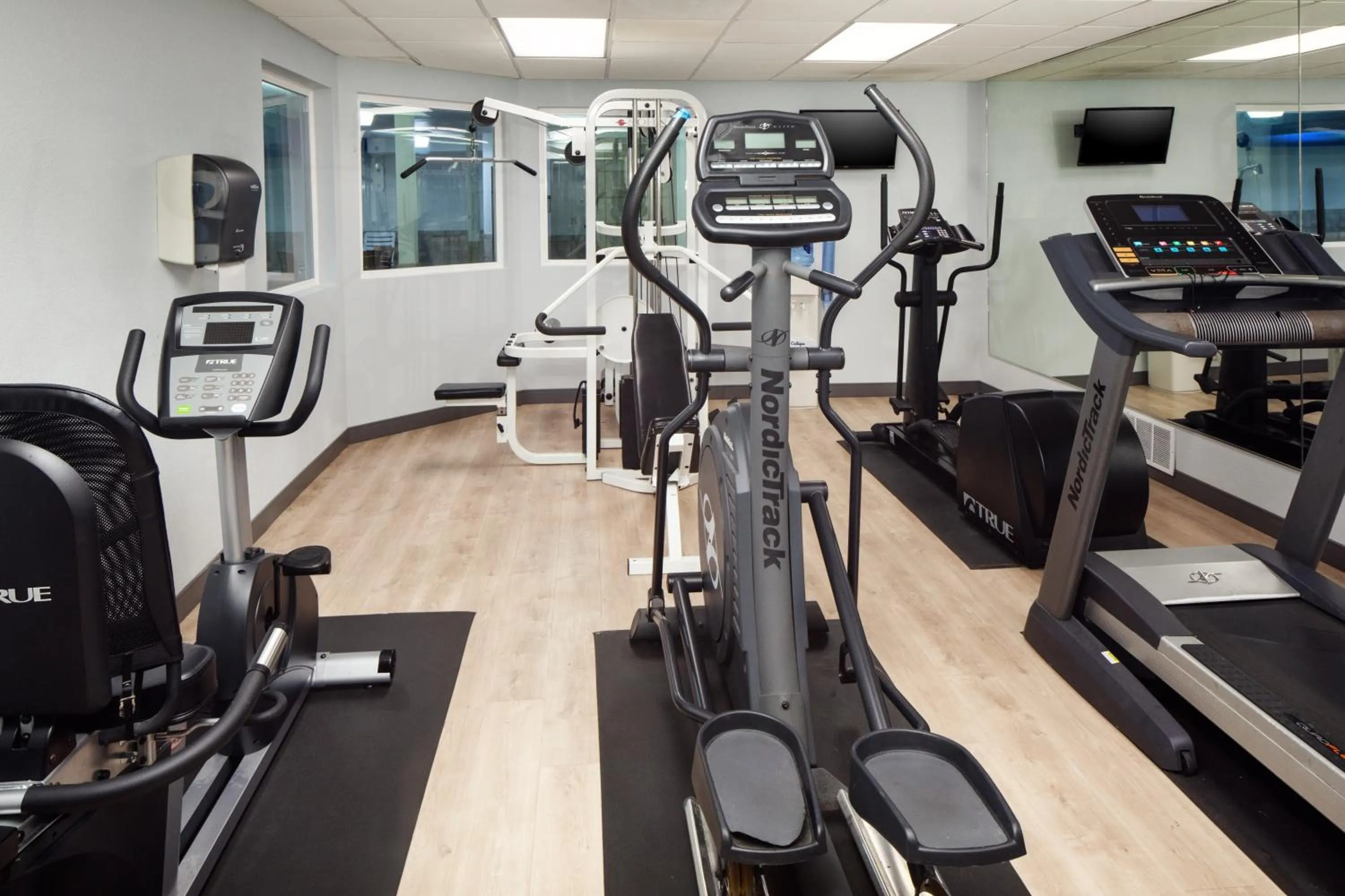 Fitness centre/facilities in Irish Cottage Inn & Suites