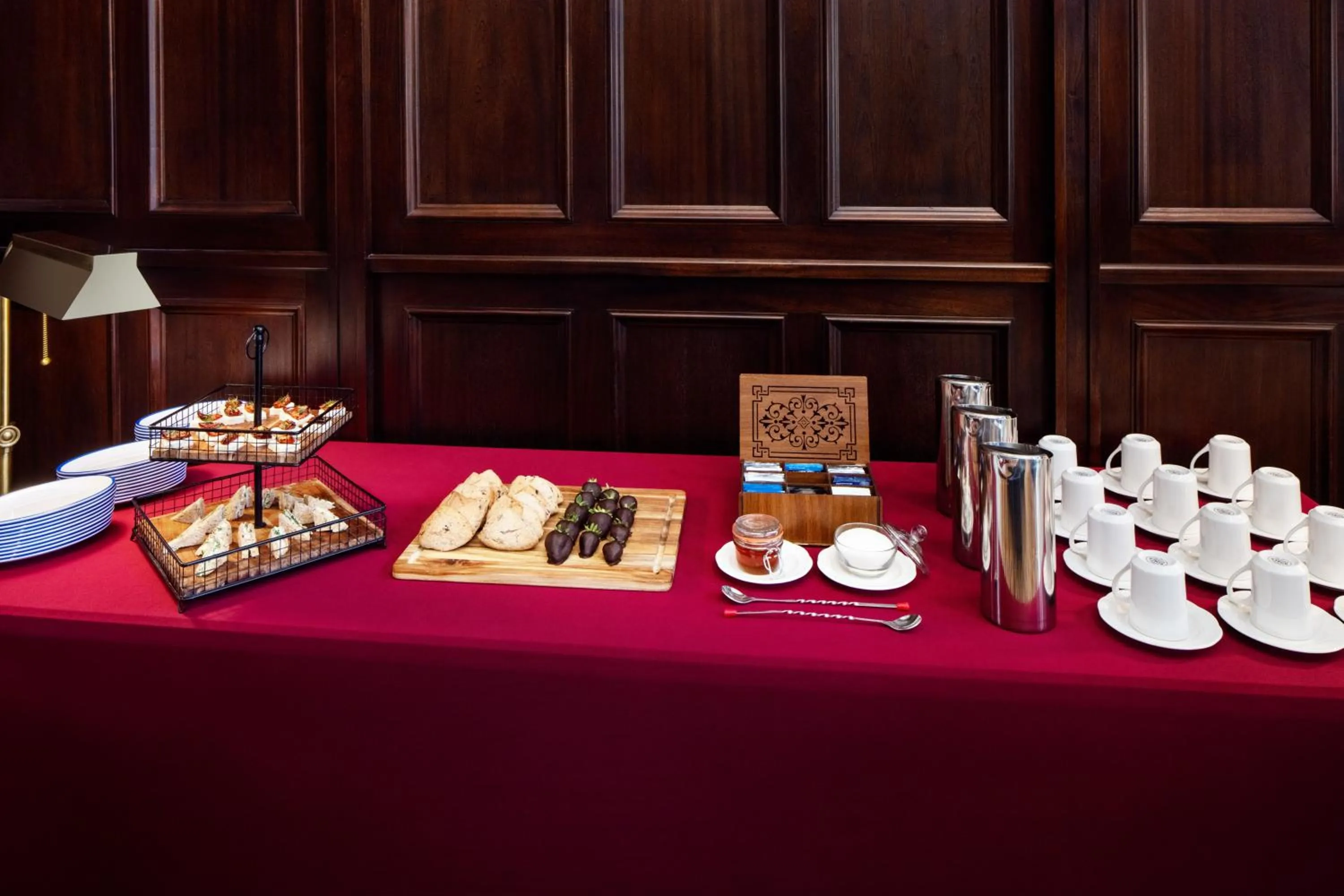 Irish Cottage Inn & Suites