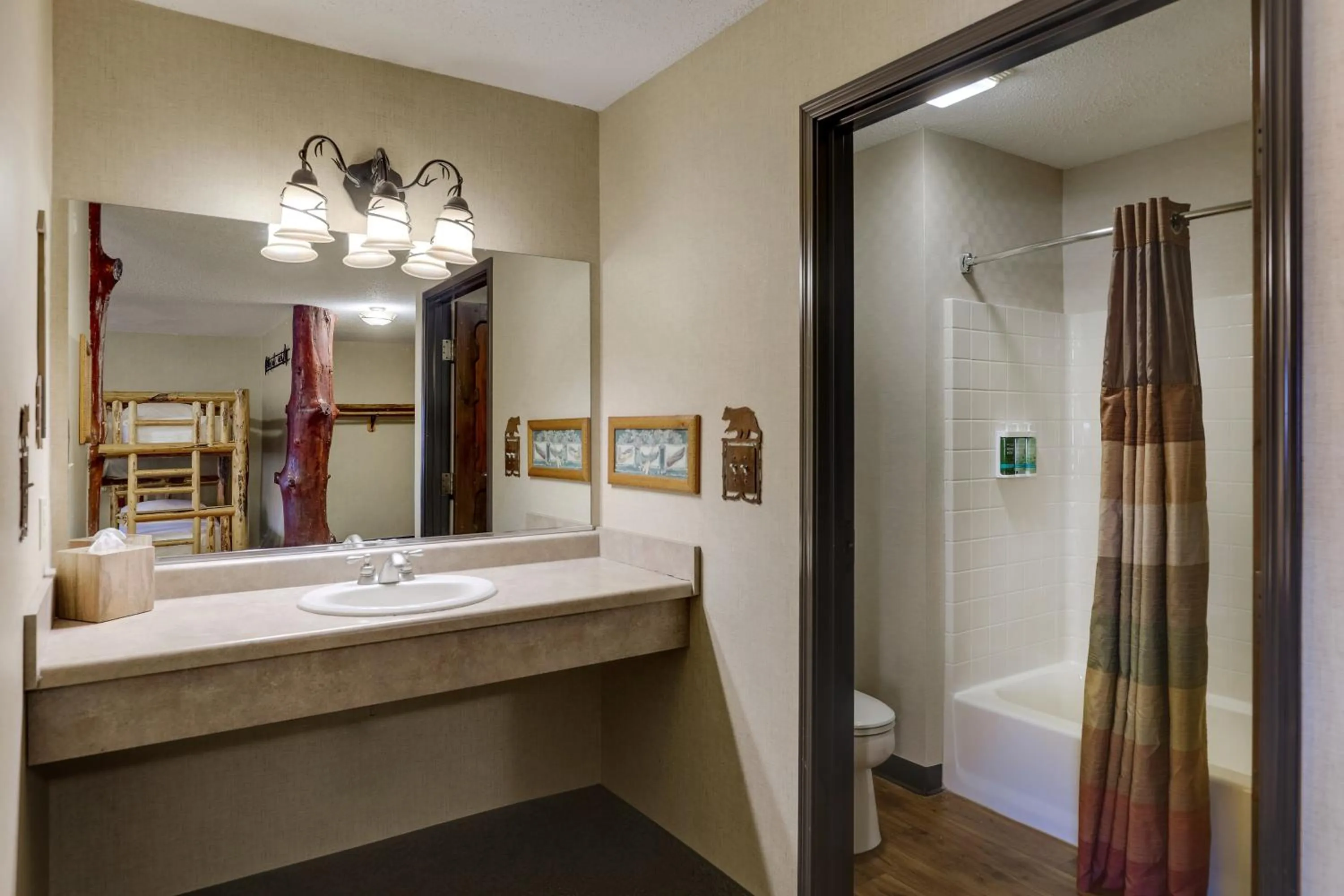 Bathroom, Bed in Stoney Creek Hotel Quad Cities - Moline