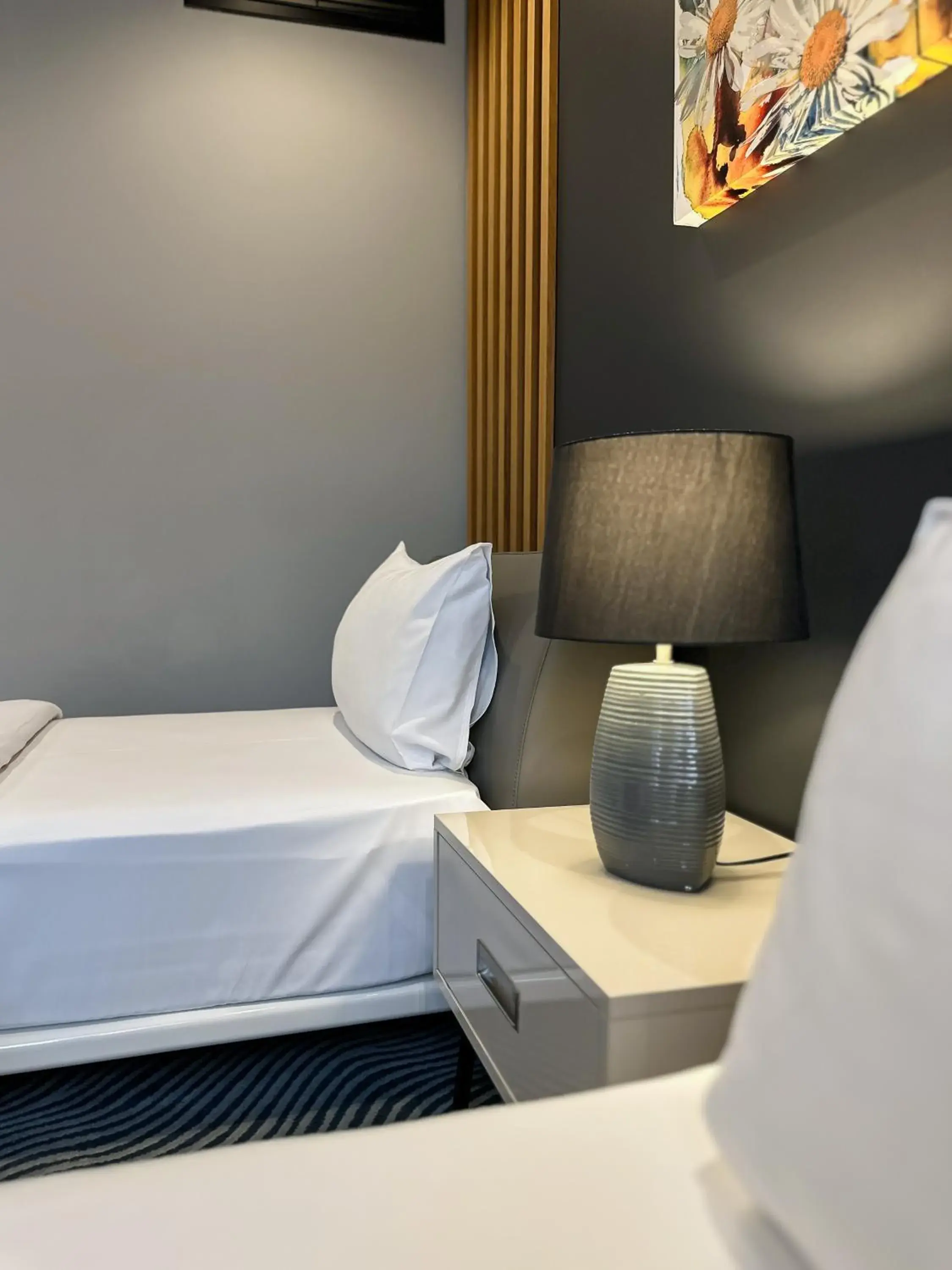 Bed in Silver 39 Corner Hotel Bed in Silver 39 Corner Hotel