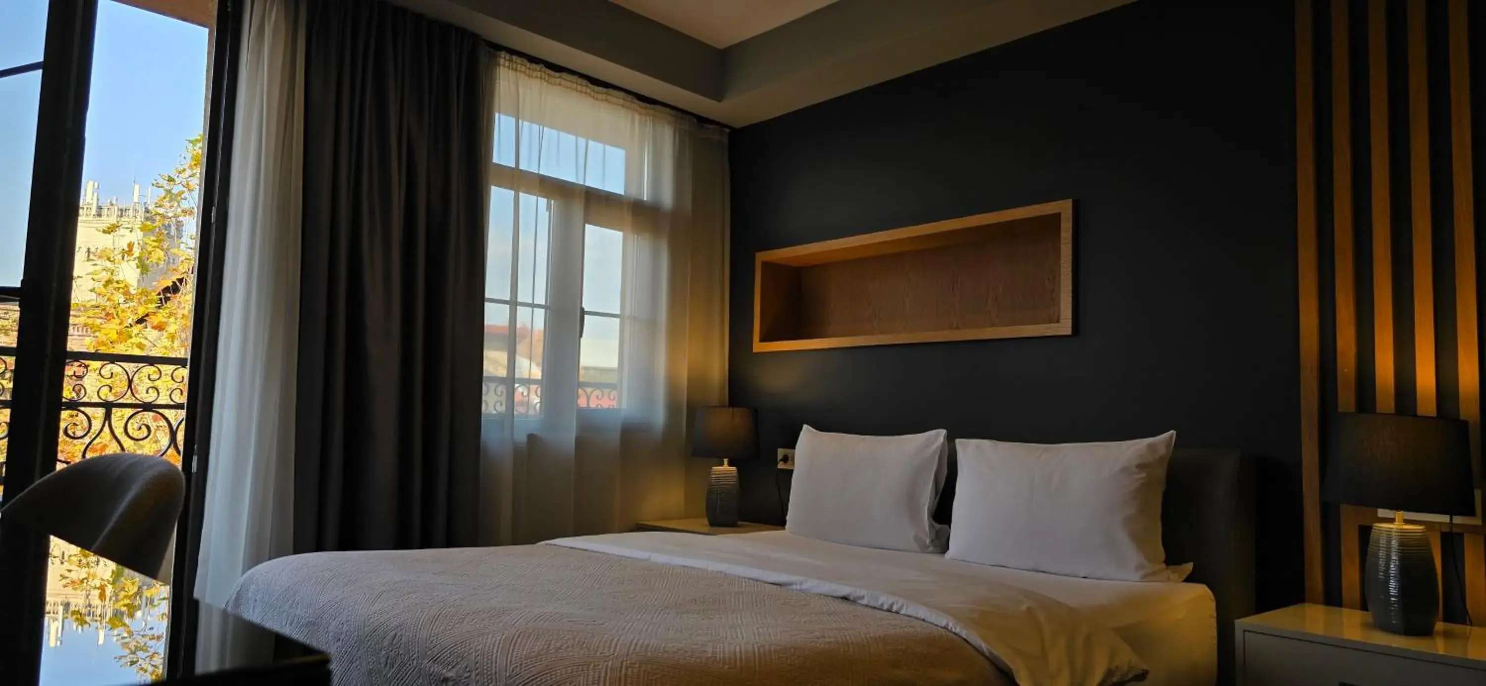 King Room with Balcony in Silver 39 Corner Hotel King Room with Balcony in Silver 39 Corner Hotel