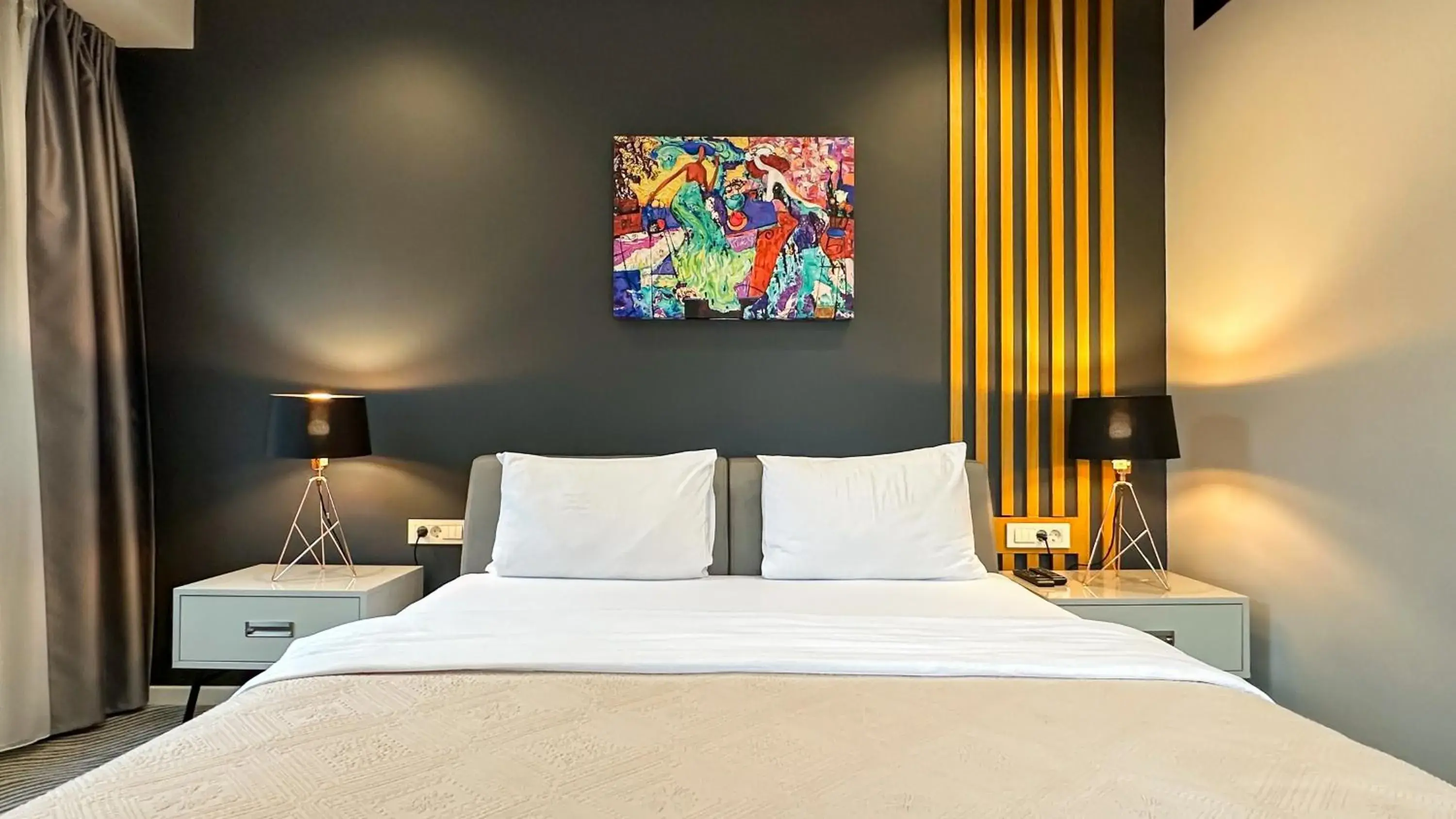 Bed in Silver 39 Corner Hotel Bed in Silver 39 Corner Hotel