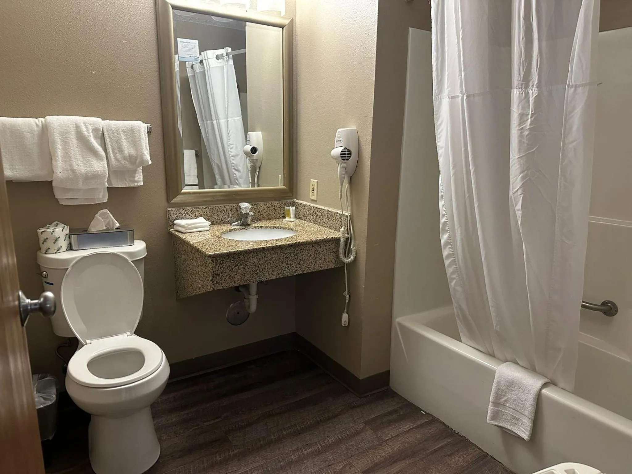 Super 8 by Wyndham Milwaukee Airport