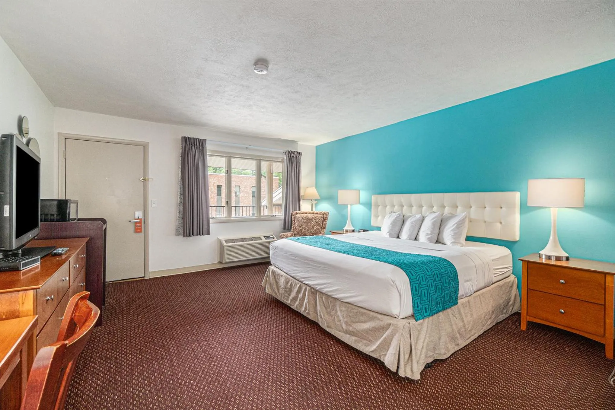 Bed in Howard Johnson by Wyndham Traverse City