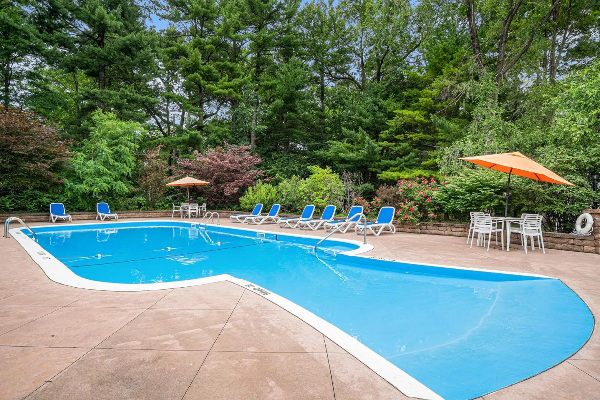 Swimming pool in Howard Johnson by Wyndham Traverse City