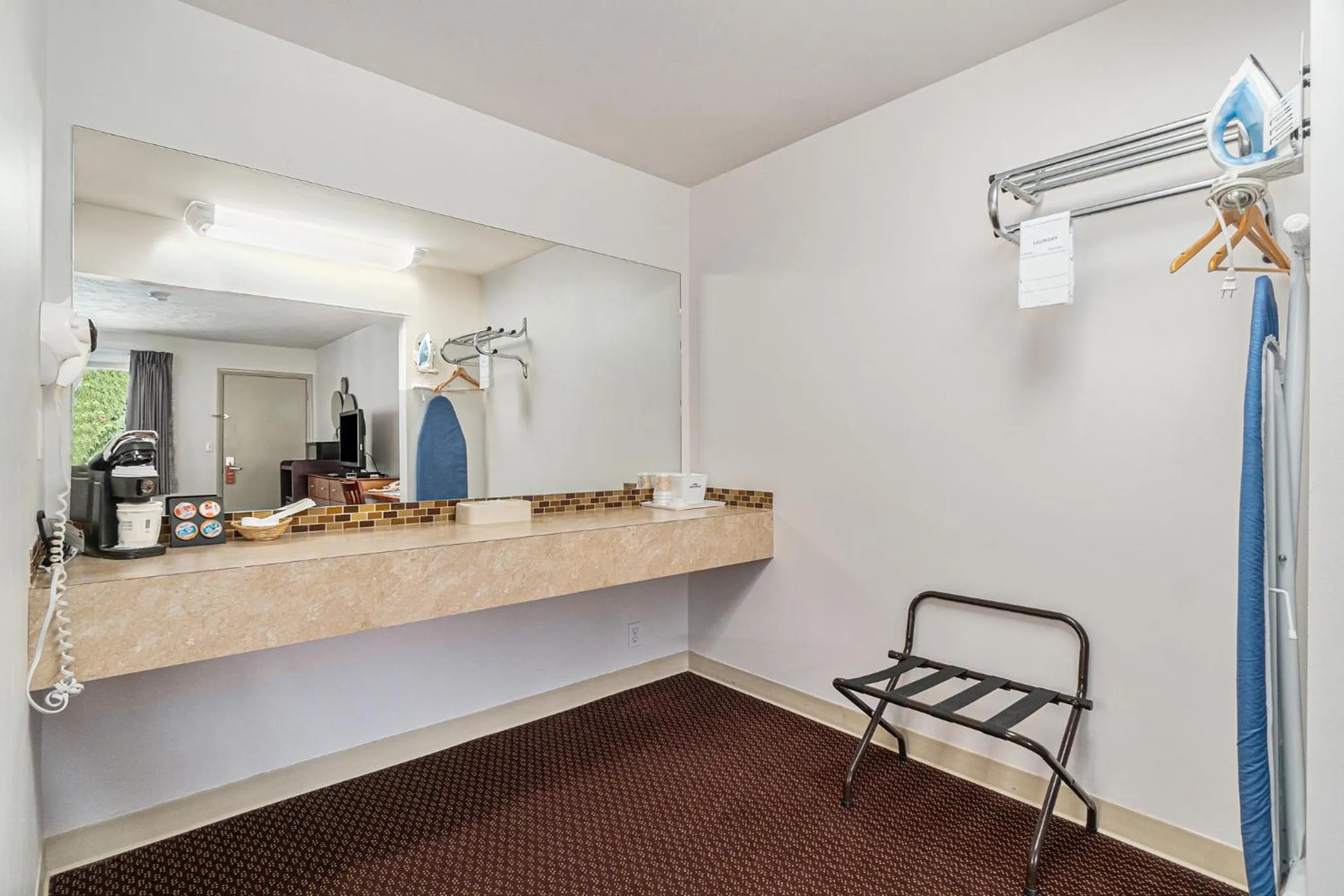 Coffee/tea facilities in Howard Johnson by Wyndham Traverse City