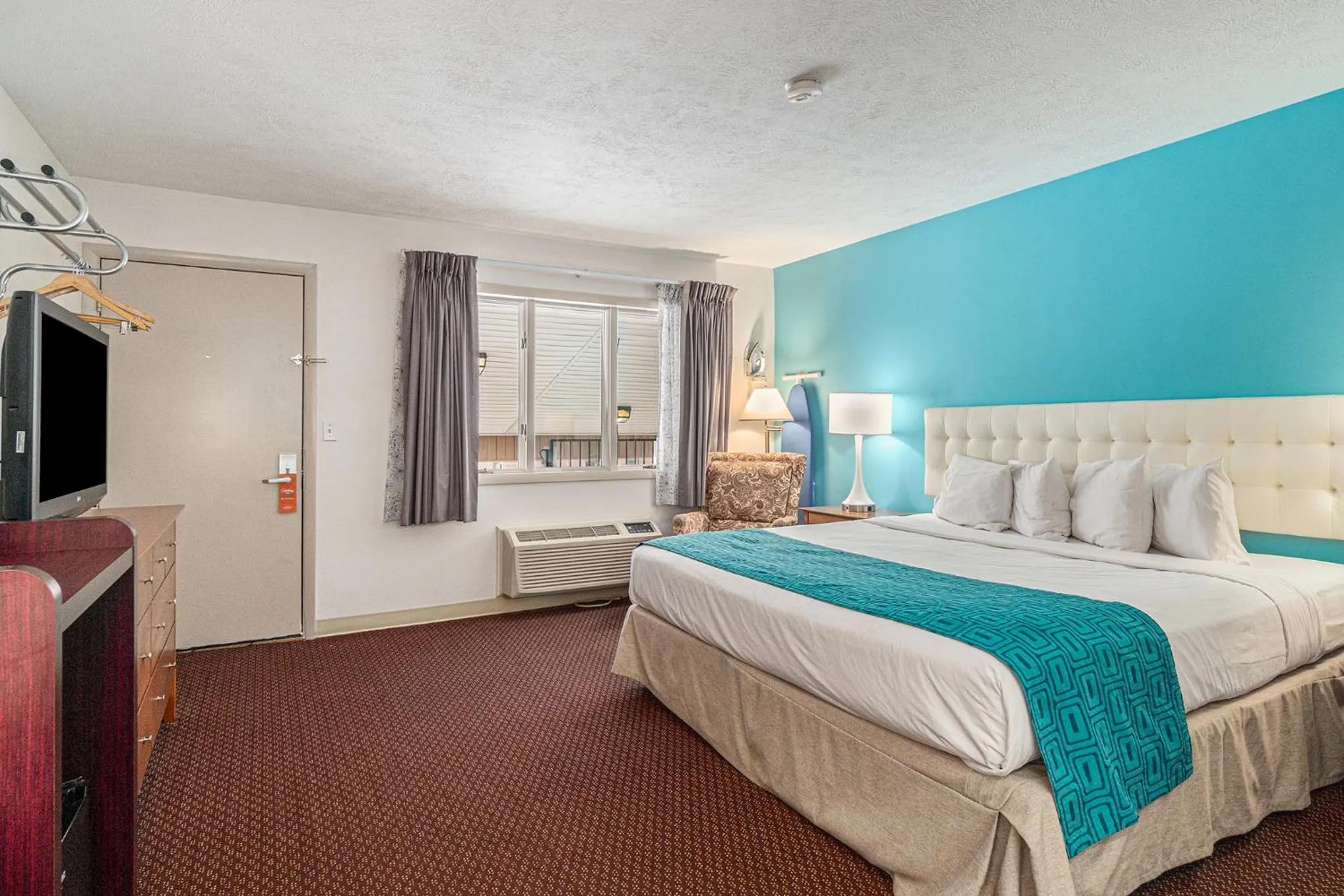 Bed in Howard Johnson by Wyndham Traverse City