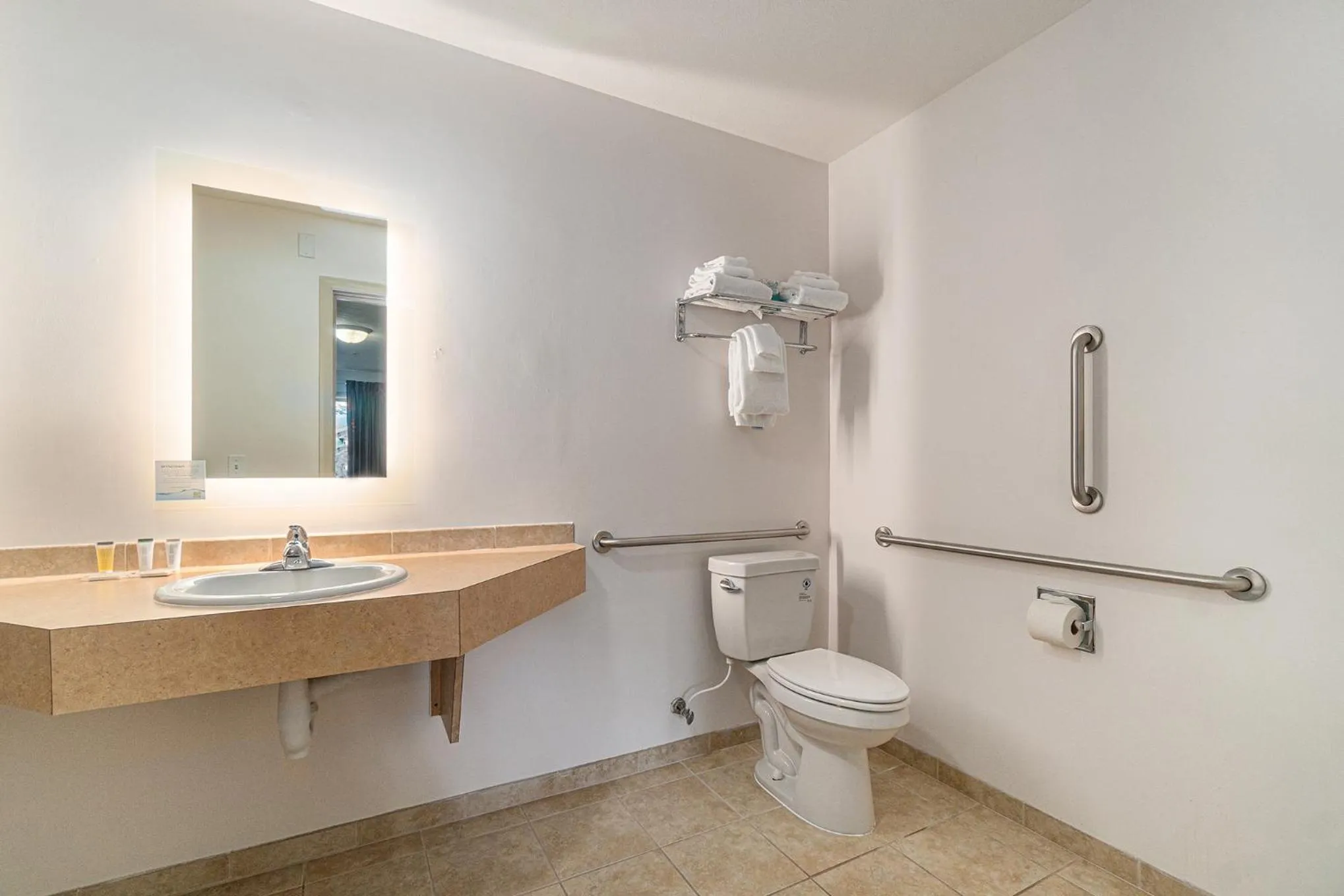 Bathroom in Howard Johnson by Wyndham Traverse City