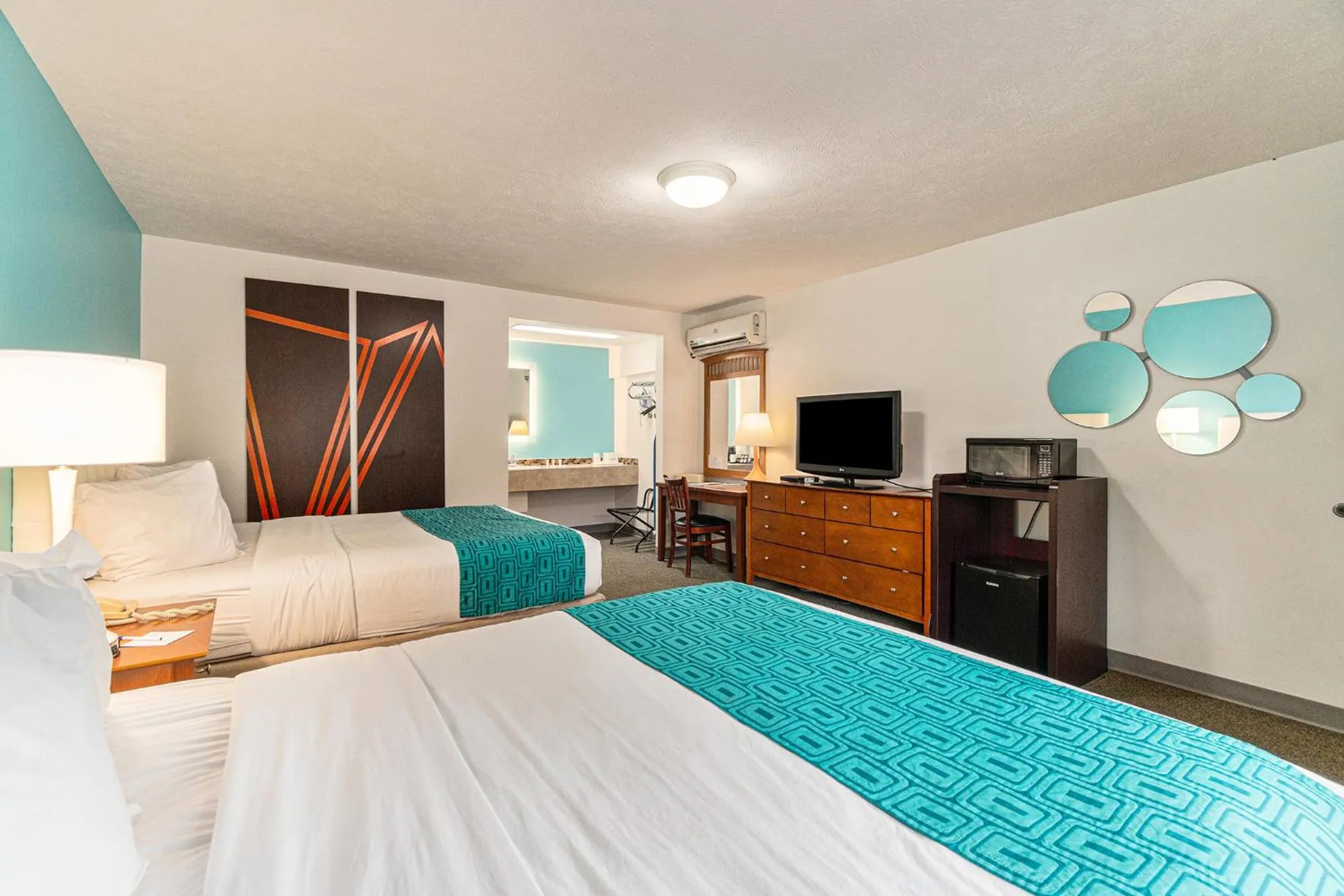 Bed in Howard Johnson by Wyndham Traverse City