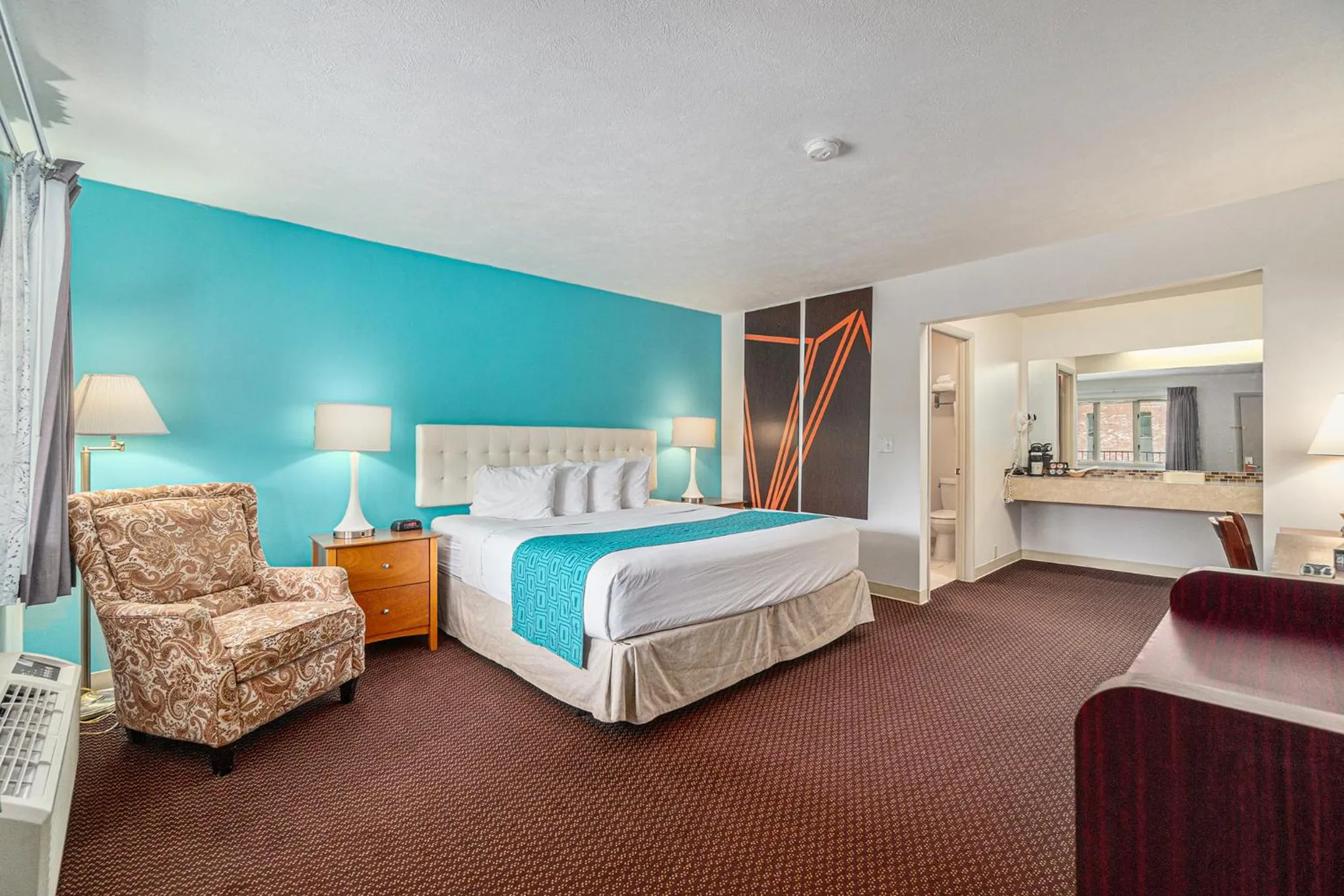 Bed in Howard Johnson by Wyndham Traverse City