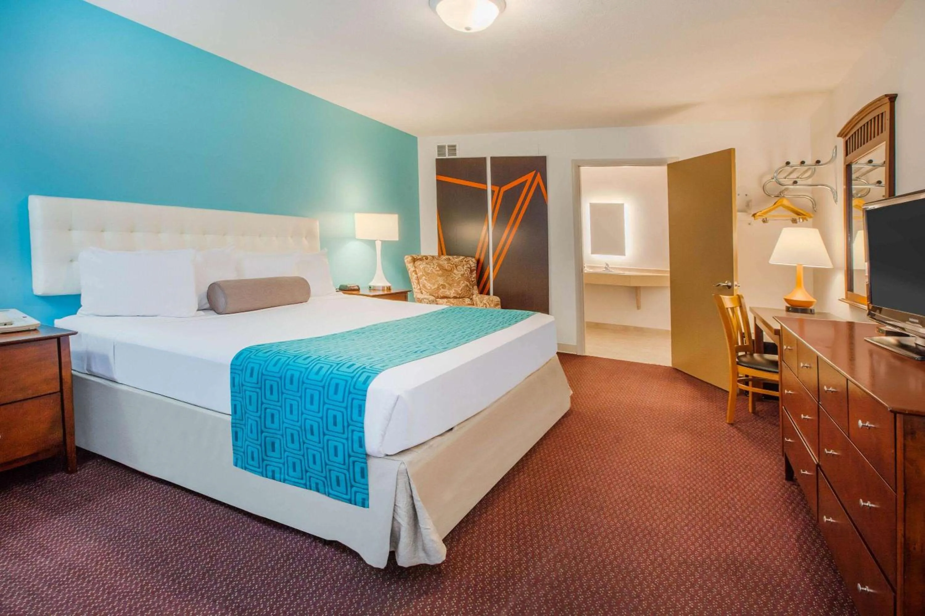 Photo of the whole room, Bed in Howard Johnson by Wyndham Traverse City