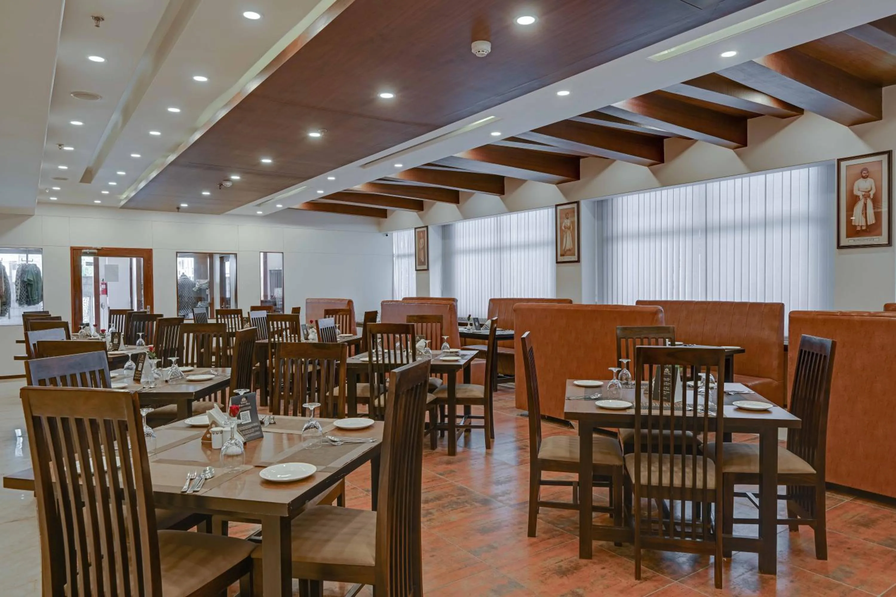 Restaurant/places to eat in Shahpura Residency