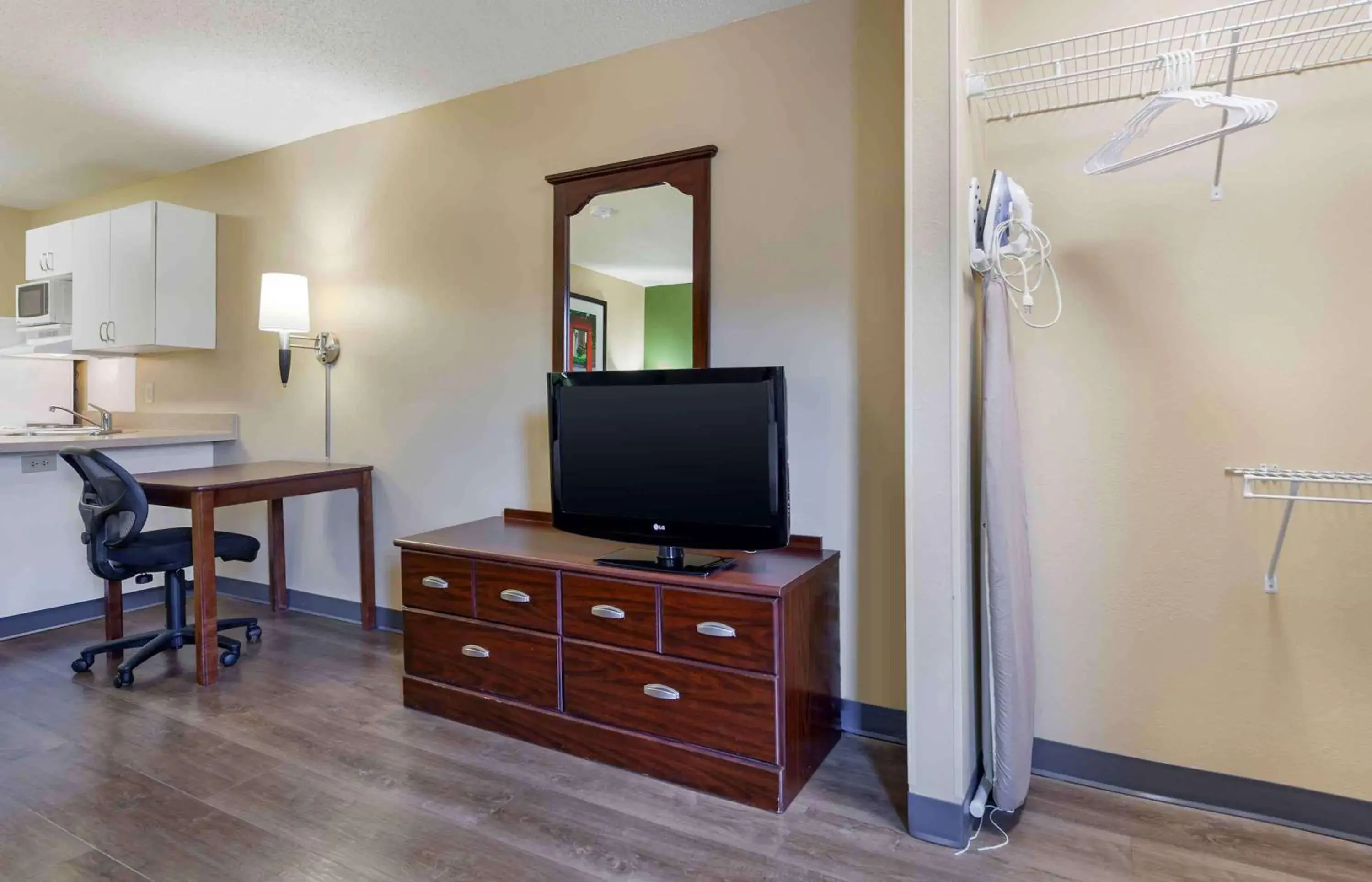 Bedroom in Extended Stay America Suites - Madison - Junction Court Bedroom in Extended Stay America Suites - Madison - Junction Court