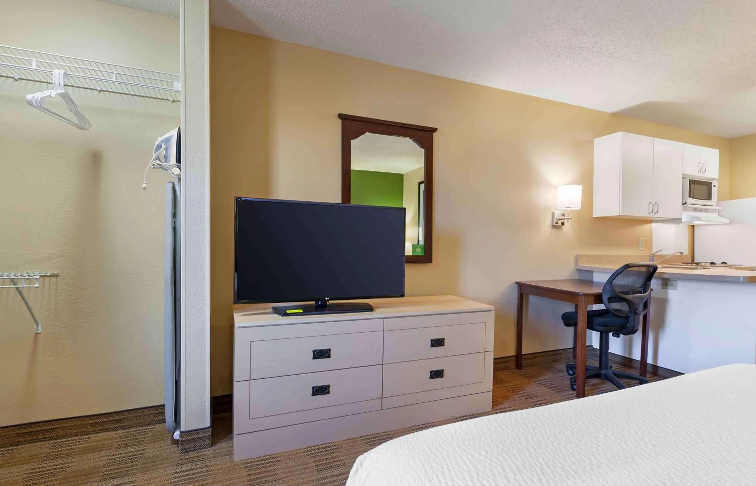 Bedroom, Bed in Extended Stay America Suites - Madison - Junction Court