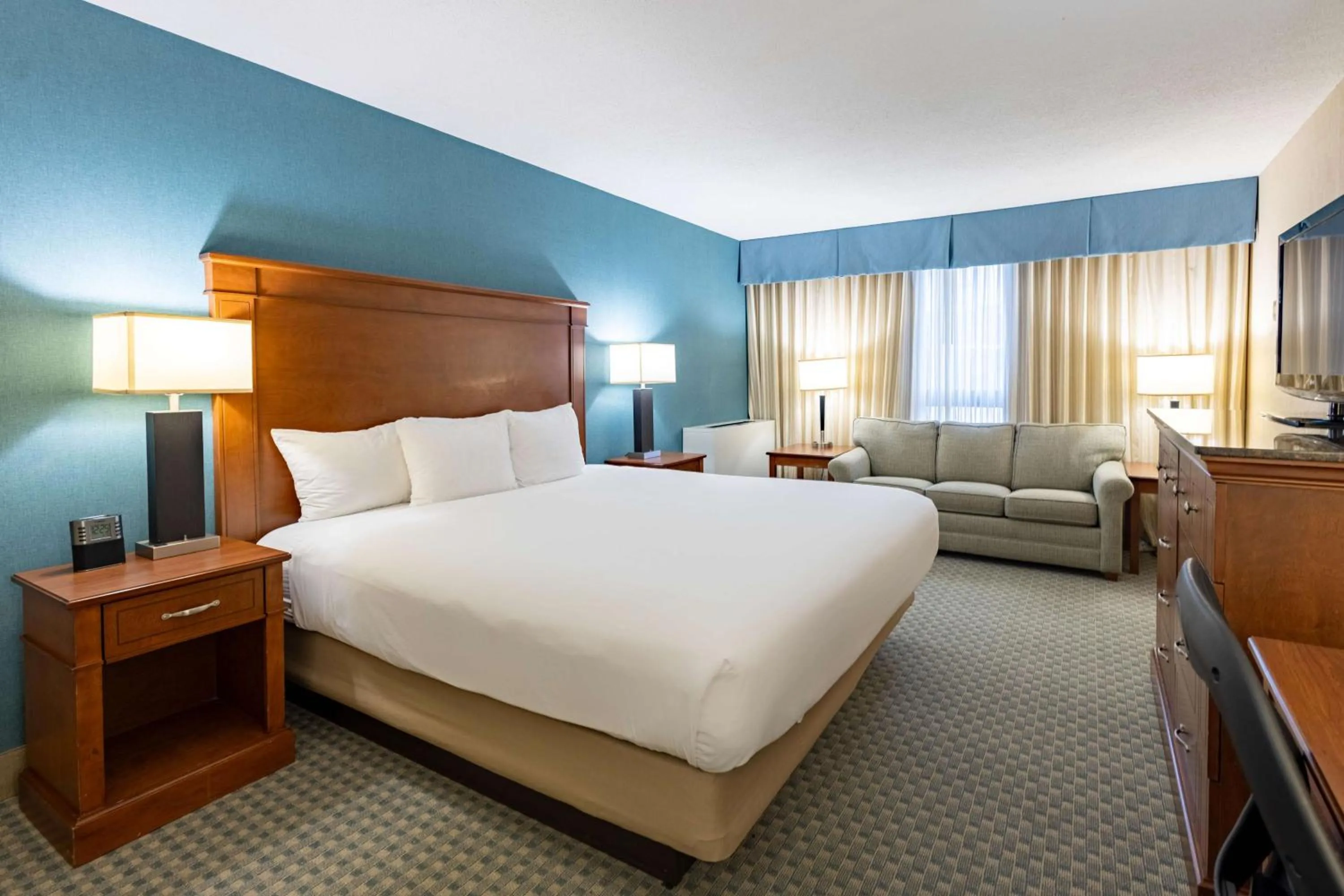 Bedroom, Bed in Pear Tree Inn St. Louis Near Union Station