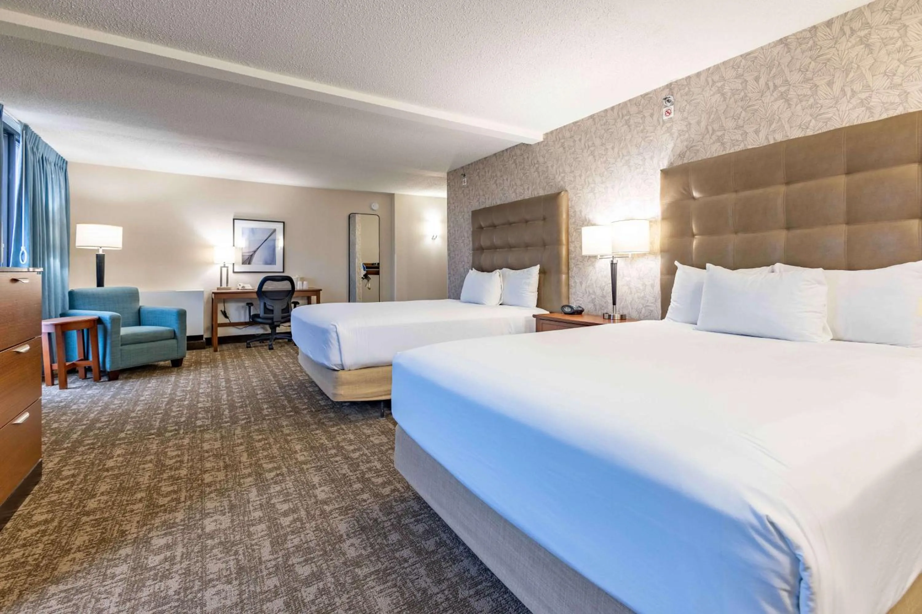 Bedroom, Bed in Pear Tree Inn St. Louis Near Union Station